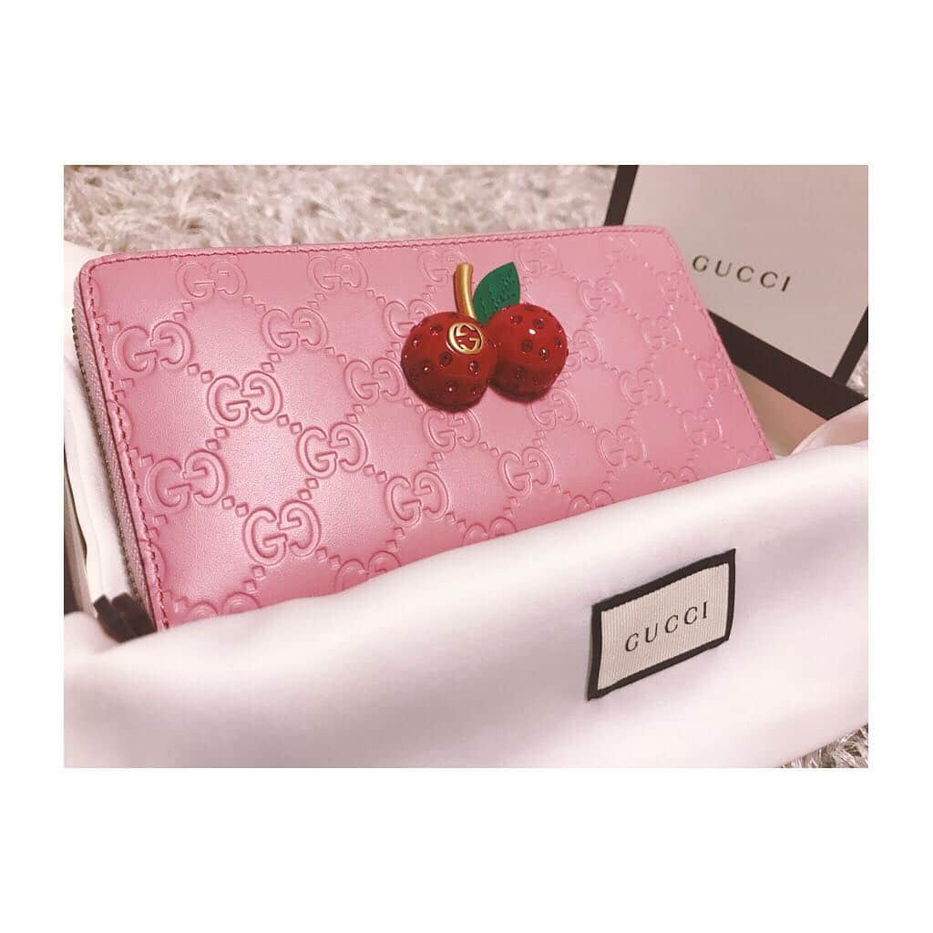 のインスタグラム：「✩‧₊˚ . . 今使ってるお財布💗🍒💗🍒💗 ほんとにドツボすぎて バックから出すたび気分上がる☺️💓💓💓 . . bag #gucci #guccibag #gucciwallet #cherry #pink #グッチ #グッチバッグ #チェリー #さくらんぼ #ピンク大好き芸人」