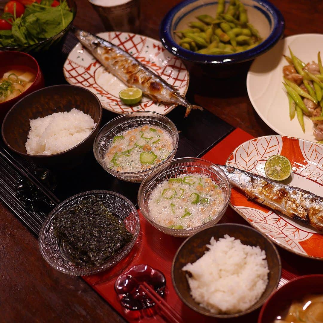 松本亜希さんのインスタグラム写真 - (松本亜希Instagram)「・ 最近の我が家の食卓に毎度欠かせないのがこの韓国海苔！！ 元々夫は韓国海苔が大大大好き💕 ・ この韓国海苔は、お世話になっている方が最近日本でも販売を開始した #ジンマッキン という韓国海苔。 韓国海苔ってたくさん販売されているし、今まで色々食べたけど、これは本当に美味しい‼️ だから載せます‼️ ・ 原草を90%以上含んだこだわりの海苔で、油っぽくないごま油の風味がたまらん。薄くてパリッとしててグー👍 これでご飯巻いて食べたら、リアルにいくらでも食べれてしまう。 #あぶないあぶないw ・ 9月末まで、クーポンコード"open09"を入力すると、open記念価格より更に割引価格にて何度でもお得に購入出来ます！！ ・ https://sharena.shop-pro.jp/ ⬆️こちらのサイトから購入出来ます。 ・ ・ 詳しくは @sharena0310 に載ってます☑️ ______________________________ #韓国のり #韓国海苔 #おつまみ #instafood #海苔 #アキロン飯 #おうちごはん」9月17日 21時30分 - m_akiron