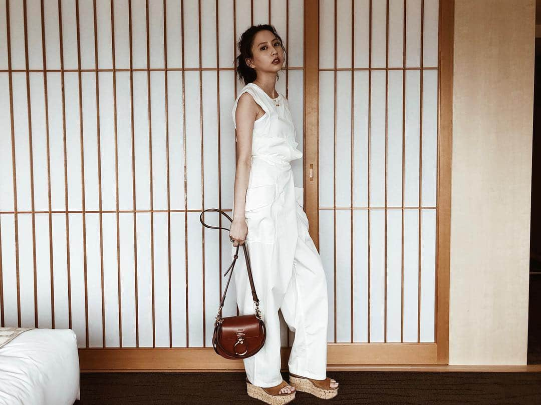 河北麻友子さんのインスタグラム写真 - (河北麻友子Instagram)「FASHION TOP&PANTS: någonstans SANDALS&BAG: Chloé #FASHION #OOTD  #麻友コーデ  #ChloeGirls」9月17日 21時16分 - mayukokawakitaofficial