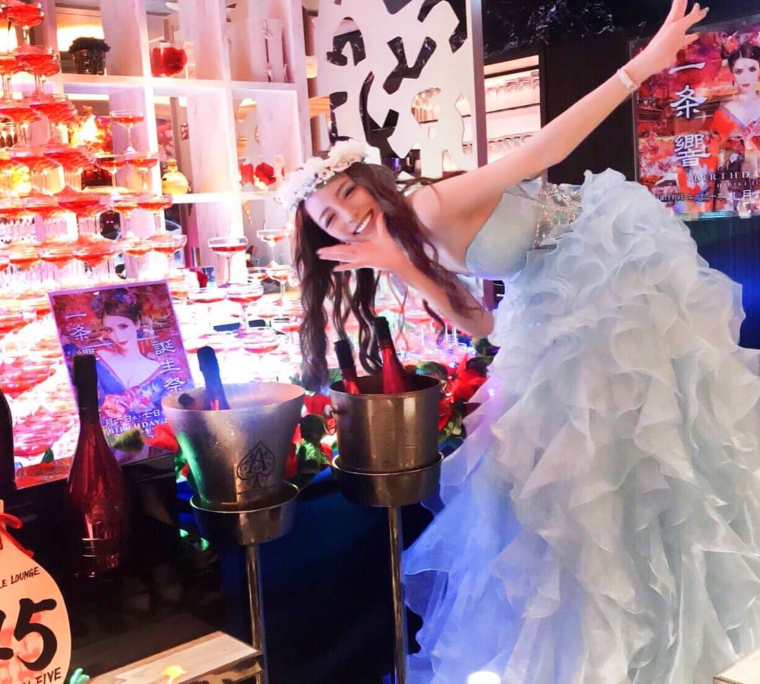 一条響さんのインスタグラム写真 - (一条響Instagram)「3日目💜💜💜 ， ボーテの水色のロングドレスに 花冠つけたよん🌸💙👗💙🌼 ， 大好きな赤マンドのタワー❤️❤️🤩❤️❤️ ， お客様がすっっっっっごく優しい方で みんなでワイワイ楽しく騒ぎました✌🏻✨✨ ， チャラマンド様本当に本当にありがとう😭💓😭 ， #歌舞伎町#キャバ嬢#一条響#バースデー#イベント#ロングドレス#メゾンドボーテ#blue#シャンパンタワー#赤マンド#感謝」9月17日 21時21分 - ichijyo_hibiki