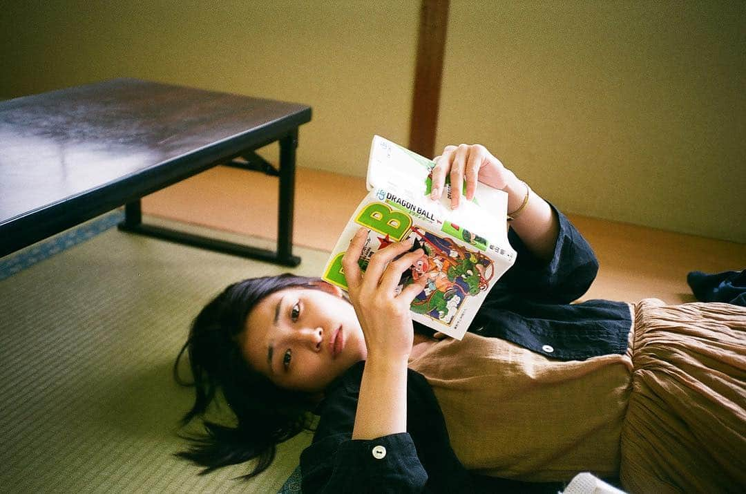 岡本玲さんのインスタグラム写真 - (岡本玲Instagram)「. 少し前、 DRAGON BALLの1巻を初めて読んだ。 みんなで行った田舎のスーパー銭湯で♨︎ . 不意に撮られたけどさ、 そんな眉間にシワ寄せる話じゃないよね、 DRAGON BALLの1巻って。笑」9月17日 21時35分 - rei_okamoto