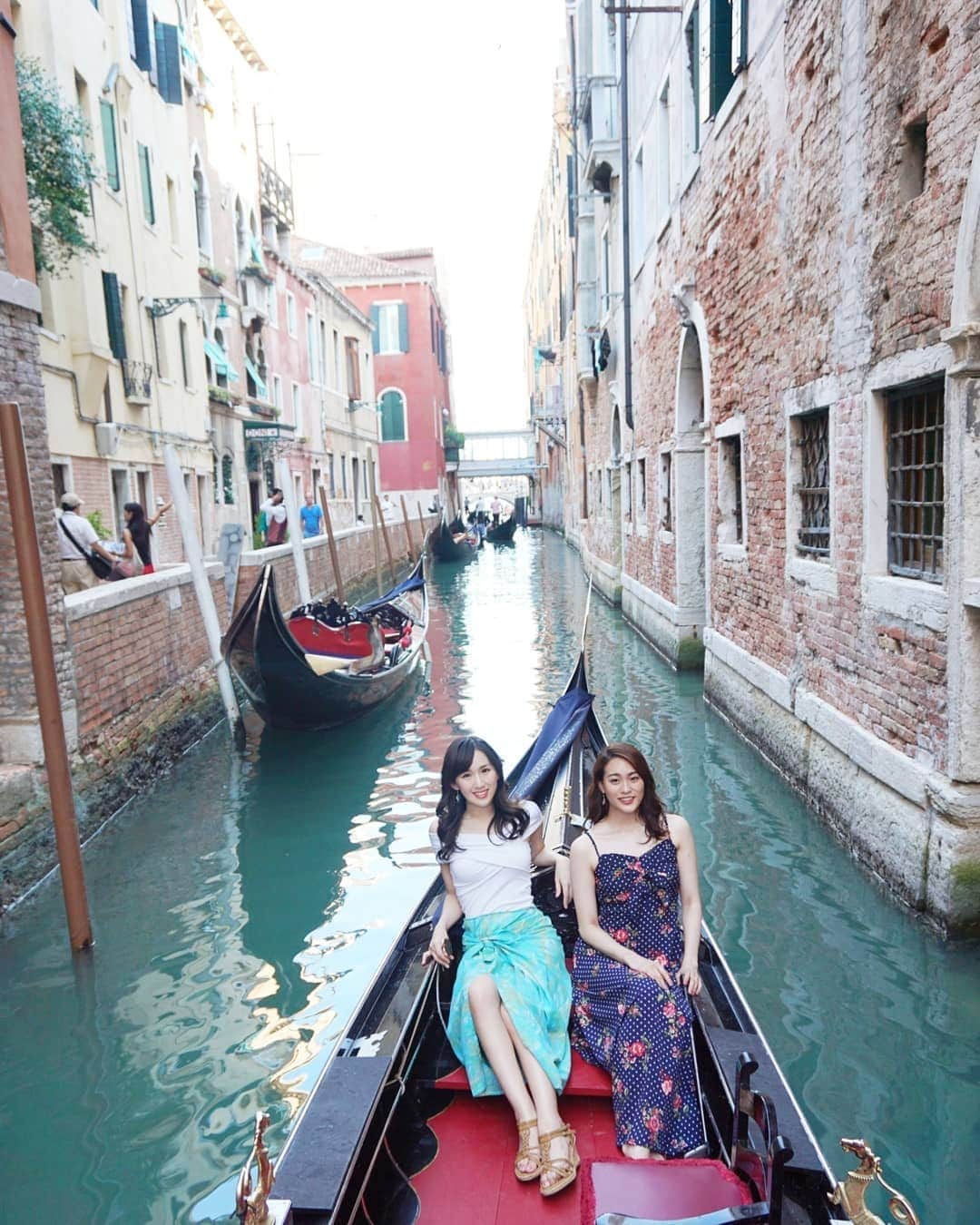 谷中麻里衣さんのインスタグラム写真 - (谷中麻里衣Instagram)「Ride on a gondola 💓 Got to cross that off my bucket list ✅ . 楽しみにしてたゴンドラ☺️ . 降りた後に気付く😂 歌うお兄さんはどこ！？ . #イタリア #イタリア旅行  #ヴェネツィア #ベネチア #水の都 #ゴンドラ #旅するイタリア #Italy  #Venice  #venezia  #gondola #bucketlist #麻里衣旅行」9月17日 12時51分 - marieyanaka