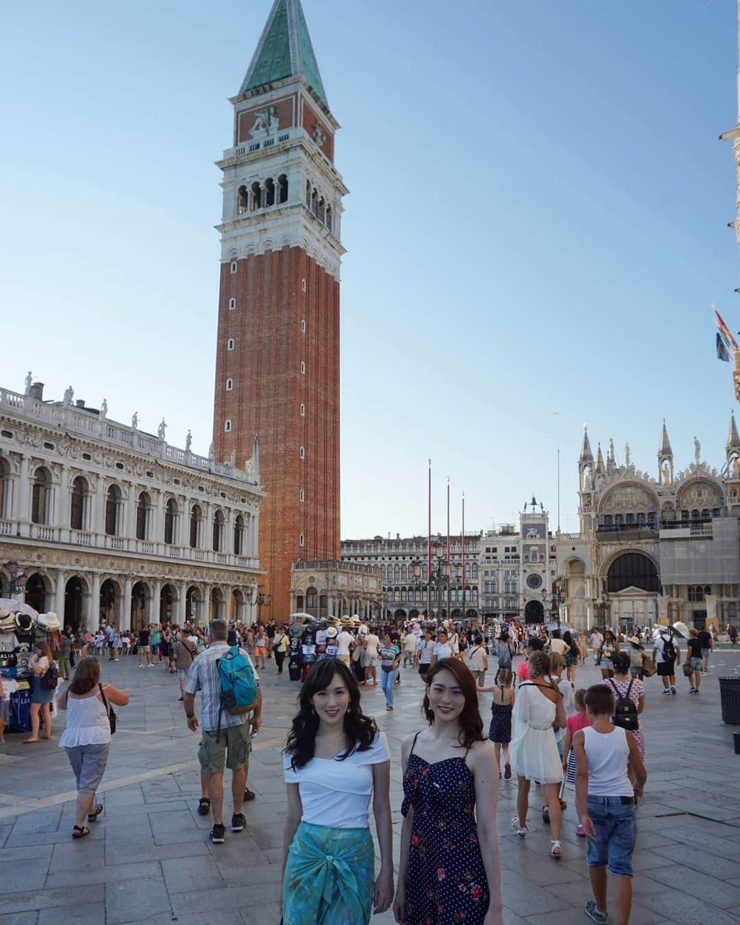 谷中麻里衣さんのインスタグラム写真 - (谷中麻里衣Instagram)「Ride on a gondola 💓 Got to cross that off my bucket list ✅ . 楽しみにしてたゴンドラ☺️ . 降りた後に気付く😂 歌うお兄さんはどこ！？ . #イタリア #イタリア旅行  #ヴェネツィア #ベネチア #水の都 #ゴンドラ #旅するイタリア #Italy  #Venice  #venezia  #gondola #bucketlist #麻里衣旅行」9月17日 12時51分 - marieyanaka