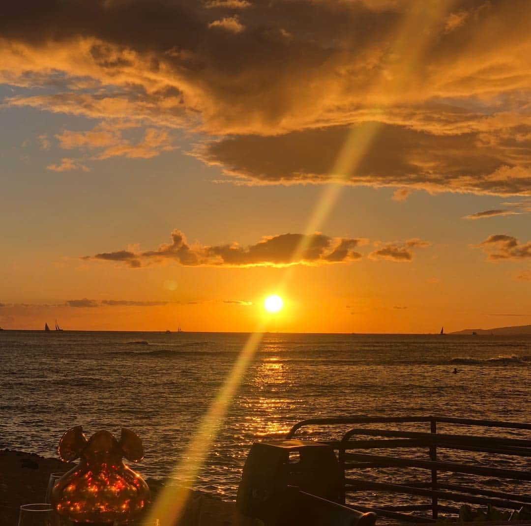辻莉紗子のインスタグラム：「#nofilter ..🌅😌🙏#hawaii #sunset #summervacaion2018」