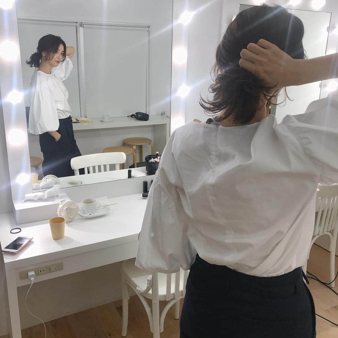 吉村美紀さんのインスタグラム写真 - (吉村美紀Instagram)「美ストヘアアレンジ特集の撮影中〜 簡単なヘアアレンジをたくさん教えてもらいました^_^ こんなふうに無造作に束ねてもいい感じ〜 #美スト#shooting #ヘアーアレンジ簡単 #スタジオ」9月17日 14時54分 - lespros_miki