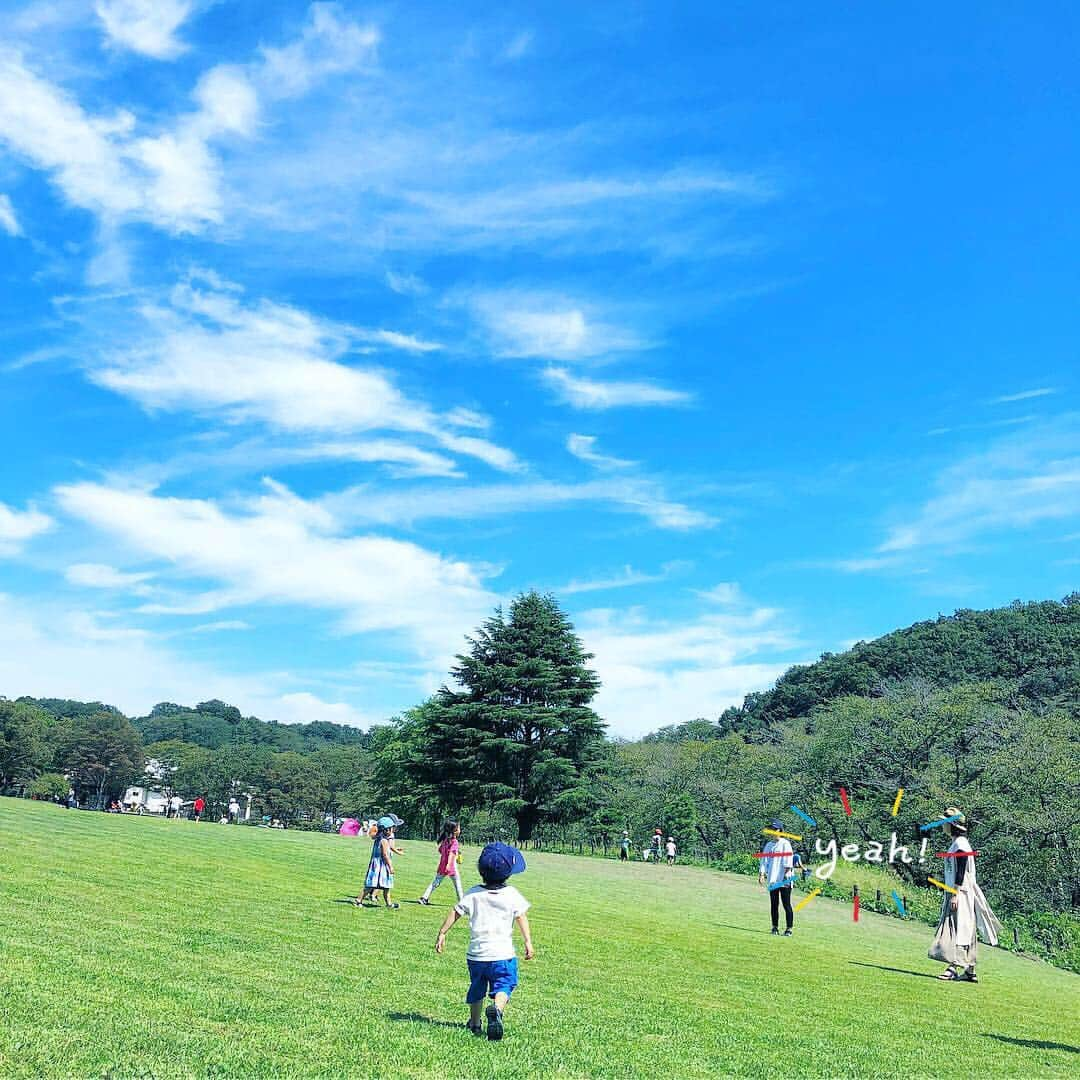 三倉佳奈さんのインスタグラム写真 - (三倉佳奈Instagram)「今日はいい天気！ 青空気持ちいい✨  #お友達ファミリーとお出掛け #こどもの国 #真夏日再び🌞 #水分補給必須」9月17日 15時49分 - kana_mikura0223