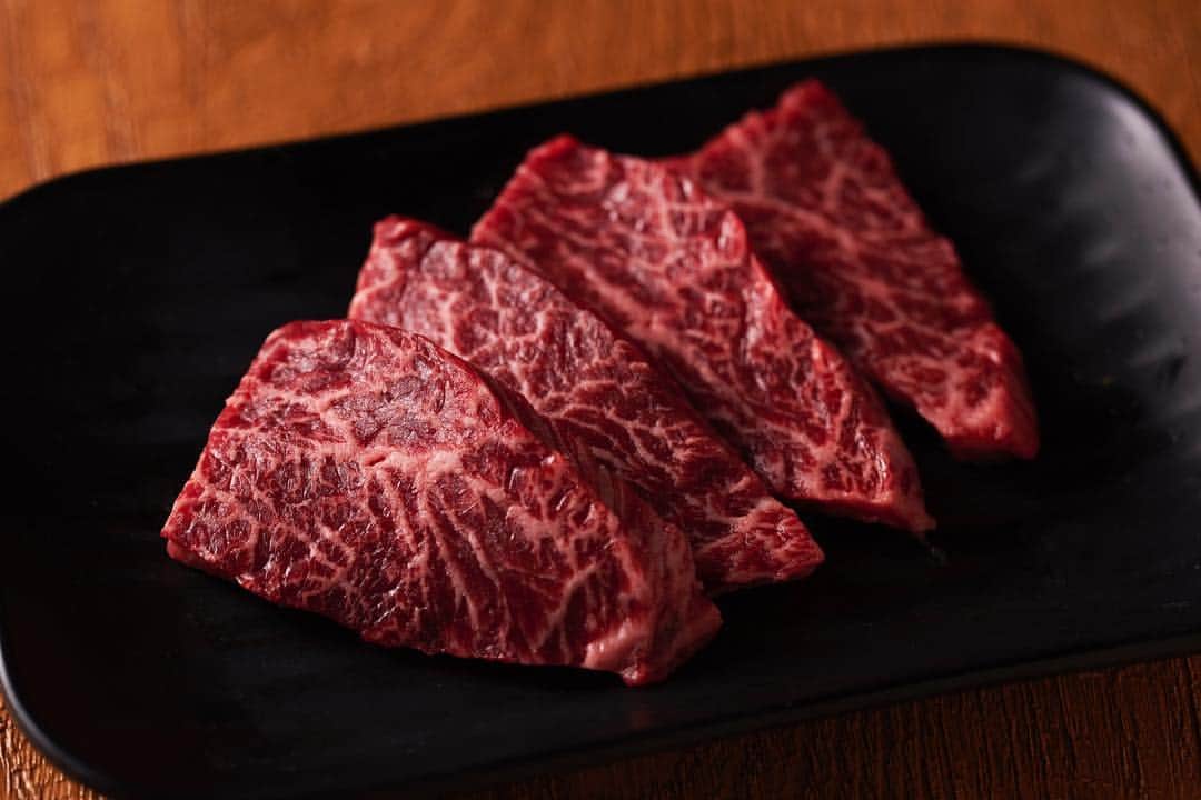 海千山千番長なんば店〈公式〉のインスタグラム：「. 🏔海千山千番長 難波店🌊 . 🍖特選・黒毛和牛炭火焼肉コース🍖 . 【特選ハラミ】 . A5ランク黒毛和牛の中でも厳選した部位のみを使用した特選焼肉とホルモンがセットになったボリューム満点のお得なコースです😋🍖🍻 . #海千山千番長 #大阪 #難波 #なんば #裏なんば #海鮮 #鮮魚 #刺身 #お寿司 #フグ #アワビ #いくら #ウニ #和牛 #黒毛和牛 #焼肉 #a5和牛 #炭火 #炭火焼肉 #美味しいもん #特選 #タン #牛タン #牛塩タン #ハラミ #海の幸 #山の幸」