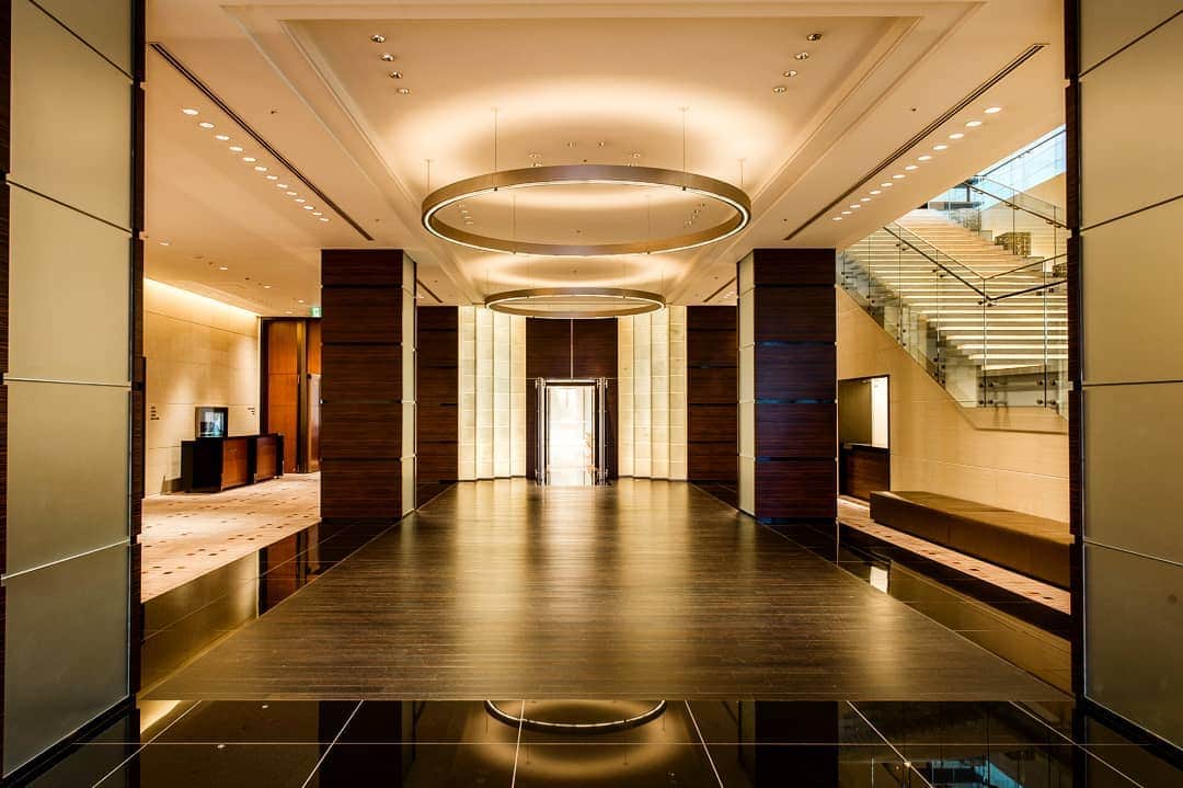Conrad Tokyoのインスタグラム：「アネックス棟のホワイエ。 Foyer of Annex Building. @conrad_tokyo  http://ow.ly/6PJZ30lQqnM #コンラッド東京 #ホテル #汐留 #東京 #日本 #新橋 #銀座 #宴会 #宴会場 #会議 #ホワイエ  #ConradTokyo #StayInspired #Conrad #hotel #Tokyo #Japan #Shiodome #Shinbashi #banquet #foyer #business #meeting  #东京康莱德酒店 #콘래드도쿄」