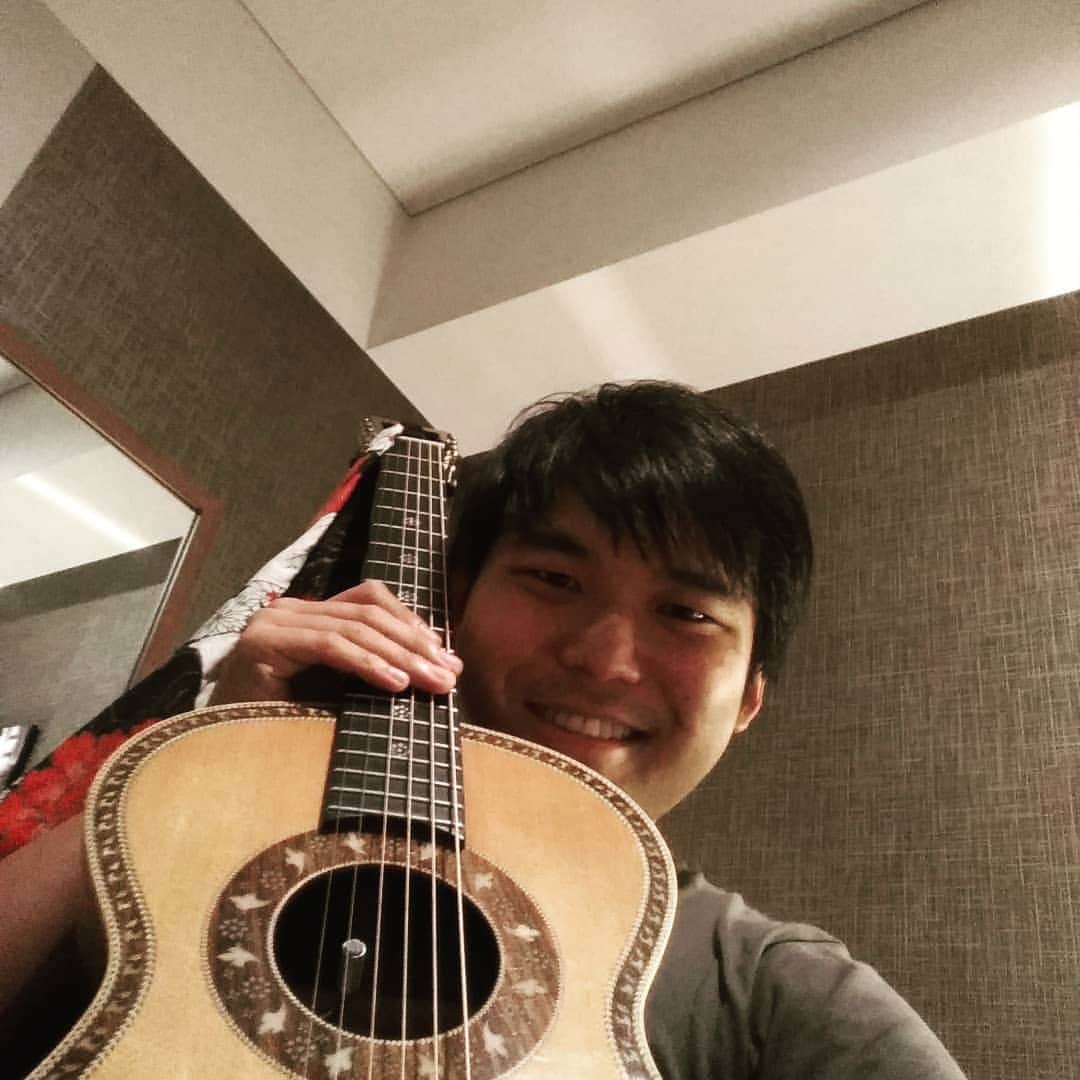 のインスタグラム：「【ライブします】 突然ですが、明日東京・丸の内でライブします！  前日の告知になってしまいましたが、まだチケットあるみたいなので是非🙂 ・日時:9月18日（火）7:15から一時間程度 ・場所:GOOD DESIGN Marunouchi（最寄:有楽町駅） ・主催:theatre at dawnさま 【チケット購入先】 ぼくのプロフィールにリンクを記載してます！  ジブリ曲や膝置きギターを中心に演奏。通勤前の癒やしをお届けします🙂」