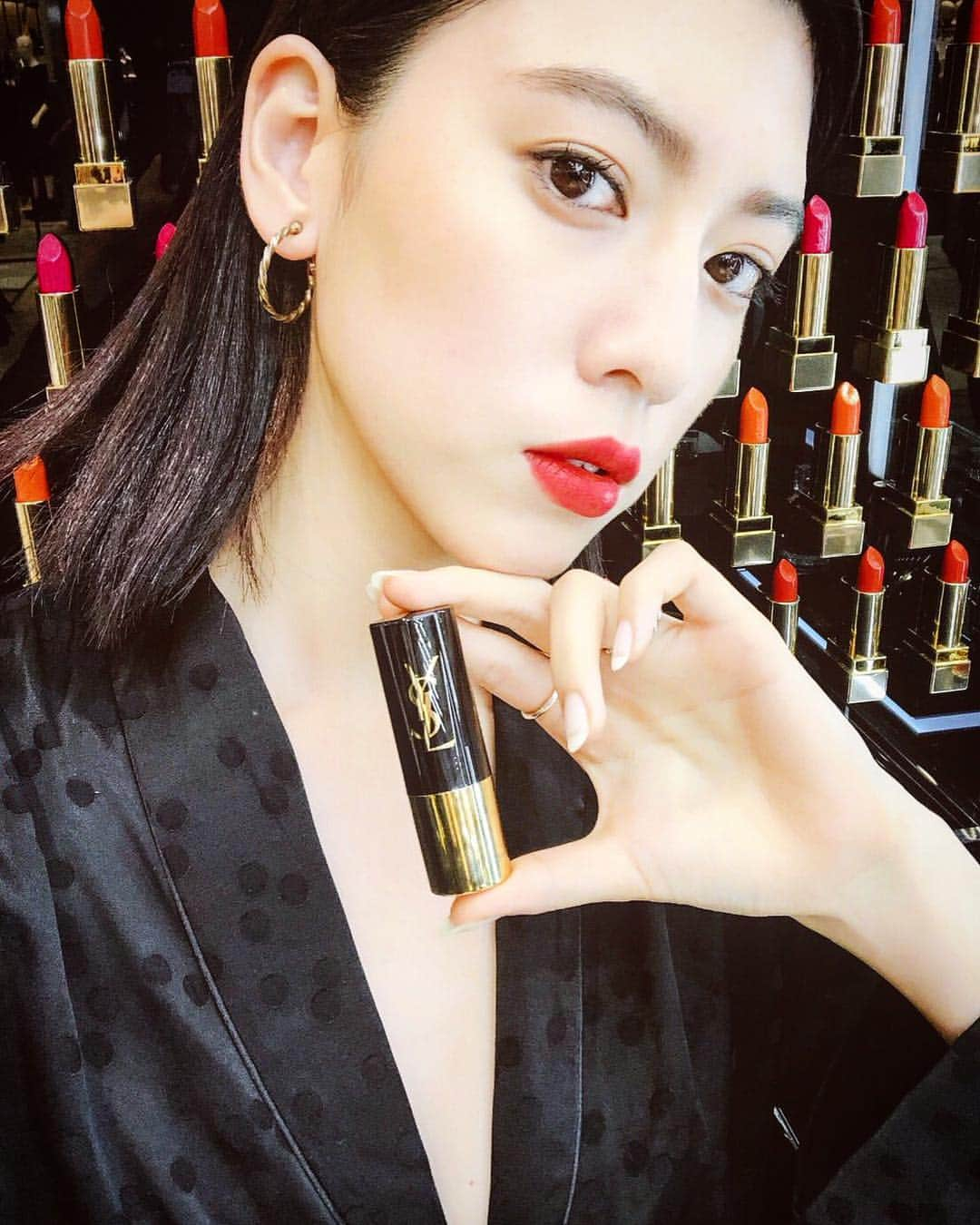 三吉彩花さんのインスタグラム写真 - (三吉彩花Instagram)「8月に発売された新商品 #アンクルドポーオールアワーズスティック を使って新宿ルミネ2のショップでメイクしていただきました💋  クリームがパウダーに変わっていくつけ心地抜群のファンデでスティックだから持ち運びもしやすくて🙆🏻‍♀️ それに合わせて目元やリップも秋仕様にしてやっと私の大好きなメイクの季節が🤤  ぜひ皆様も自分らしく輝ける秋メイク一緒に楽しみましょ❤️ #アンクルドポーオールアワーズスティック #DareToStage #PR @yslbeauty」9月17日 19時11分 - miyoshi.aa