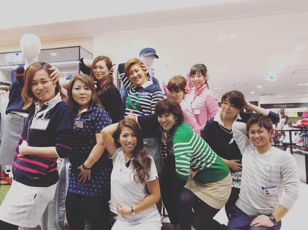 成田美寿々さんのインスタグラム写真 - (成田美寿々Instagram)「今日は23区のイベントでした💓 トークに販売会、長い時間皆様ありがとうございました💓💓 たくさんのファンの方に触れ合える機会はそうないので、とっても楽しかったです😎✨ #阪急梅田 #23区ゴルフ  #ONWARD #なぜか花組ポーズ #強要してませんよ #自然に皆様このポーズしてくれました #一人だけあちゃーってポーズになってるけどw」9月17日 19時19分 - misuzunarita