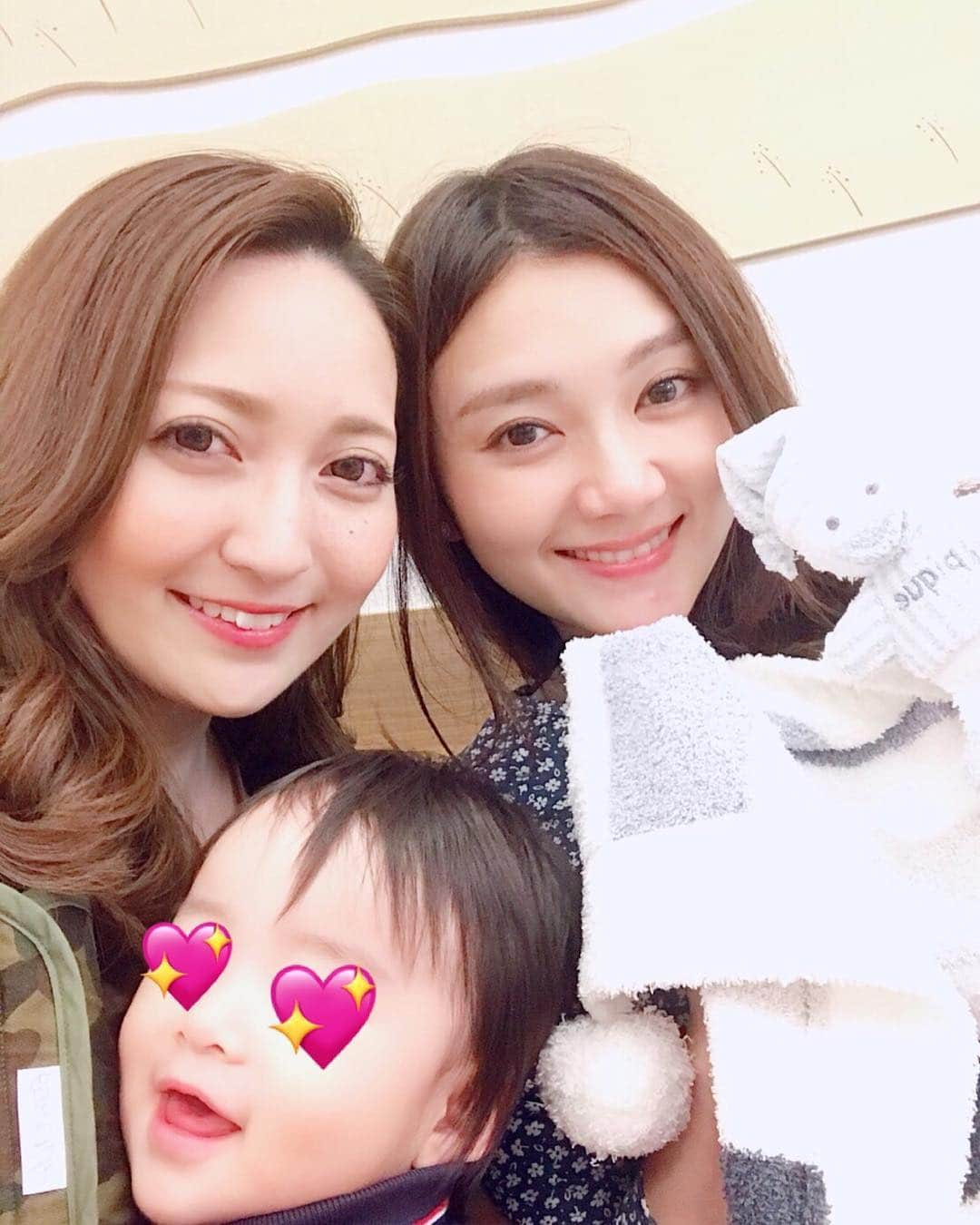 今井成美のインスタグラム：「里帰り出産で実家帰省中😘  学生時代からのお友達に会ったよ💓子育てについて語り合う日がくるなんて😭✨✨なんだか泣けてくるよ😭😭💦💦 ジェラートピケのガラガラとブランケットをプレゼントしてくれました💕🎁お揃いなんだ🤩💓 #ママ相変わらずスタイル良い #ちょうど１年違いベビー #既にイケメン👶」