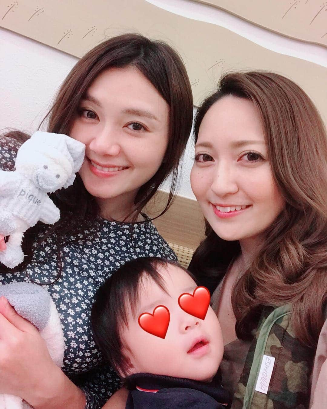 今井成美さんのインスタグラム写真 - (今井成美Instagram)「里帰り出産で実家帰省中😘  学生時代からのお友達に会ったよ💓子育てについて語り合う日がくるなんて😭✨✨なんだか泣けてくるよ😭😭💦💦 ジェラートピケのガラガラとブランケットをプレゼントしてくれました💕🎁お揃いなんだ🤩💓 #ママ相変わらずスタイル良い #ちょうど１年違いベビー #既にイケメン👶」9月17日 19時19分 - imainarumi_shinkigeki