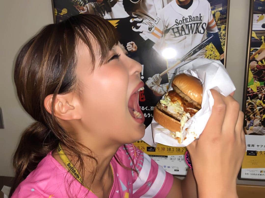 上杉あずさのインスタグラム：「. 獅子バーガーを食い尽くすはずだった3連戦は悔しい結果に...。by獅子座の女 #それでも我々は上を目指して戦い続けるのみ #それでも我々は頑張るナインを応援し続けるのみ #それでも我々は希望を持って信じるのみ #それでも私は食い続けるのみ #本当の逆転優勝へのメイクドラマはここからだ #うおおおおおおおおおおお #😭 #fukuoka #sbhawks #softbankhawks #victory #road #wecandoit #make #drama #believe #ourselves #⚾️ #📣 #👯 #👏🏻 #🏆 #championship #もう1頂 #福岡ソフトバンクホークス #優勝」