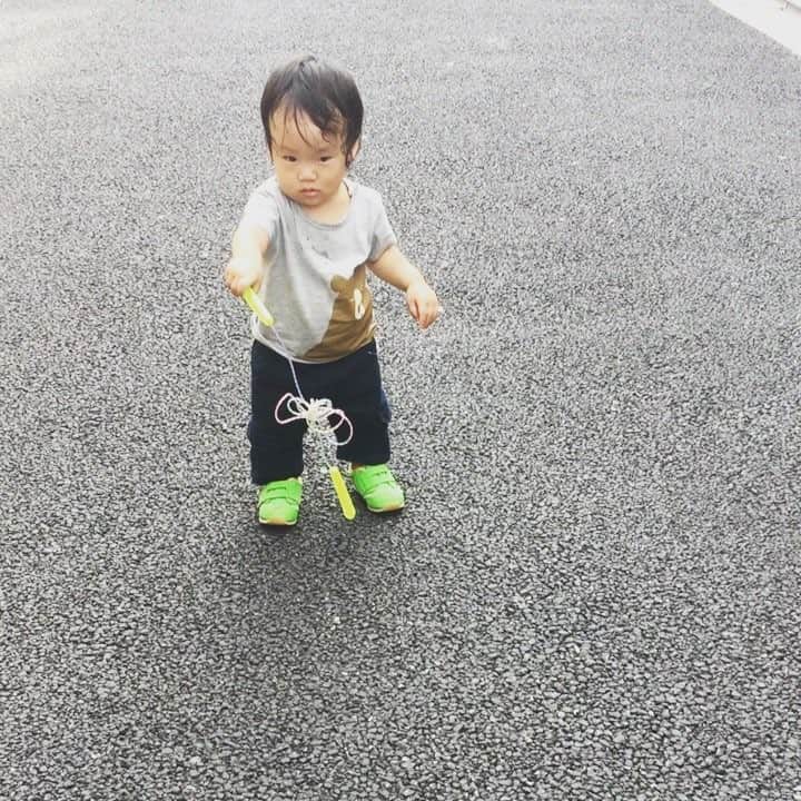 omatsuriccoのインスタグラム：「#今日のバザル 2018.9.17 昨日で1歳3ヶ月！ 2人目ってなんて雑で適当になるんだろう😂 ・ しかもiPhone壊れて何も見れないいじれないから写真撮る気にもならず😂 ・ 少し前から歩けるようになってきた🚶‍♂️ 今日は縄跳び持ってお散歩😂 ・ そしてもう面倒になってきてしまったのでおっぱい終了します！ 今日は朝だけあげて、あとはだつことかでしのいでる。 ・ 夜はミルクでって思ってるんだけど、寝ない😂 頑張れバサル！」