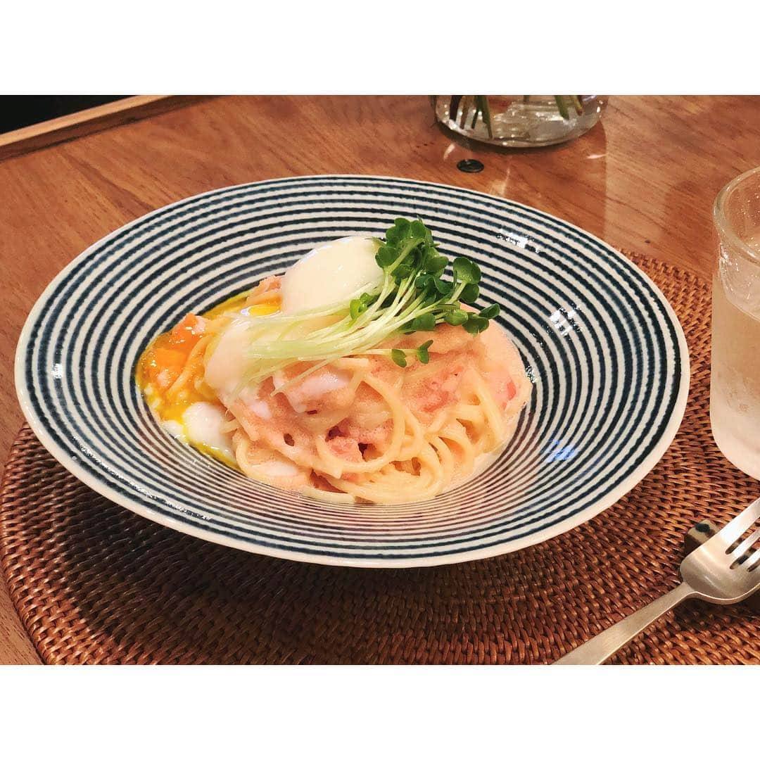 高山直子さんのインスタグラム写真 - (高山直子Instagram)「10分ごはん🍝 明太子の賞味期限があれだったので昔カフェで働いてた時に作ってた明太リゾットをパスタでアレンジ😋 せっかく半熟卵乗せたのに潰れた〜😩😩 でもせっかくだし載せちゃう。 ボウル一つでできる簡単ごはん🥣 麺の量少なくしたので昨日のおでんも食べたよ🍢 #あの量そうなるよね〜 ちなみに今朝も食べた🙄🍢笑 #時短レシピ#明太子パスタ#簡単ごはん #なおコロ食堂#仕事帰り#パパッと飯」9月17日 20時09分 - nao_70koro