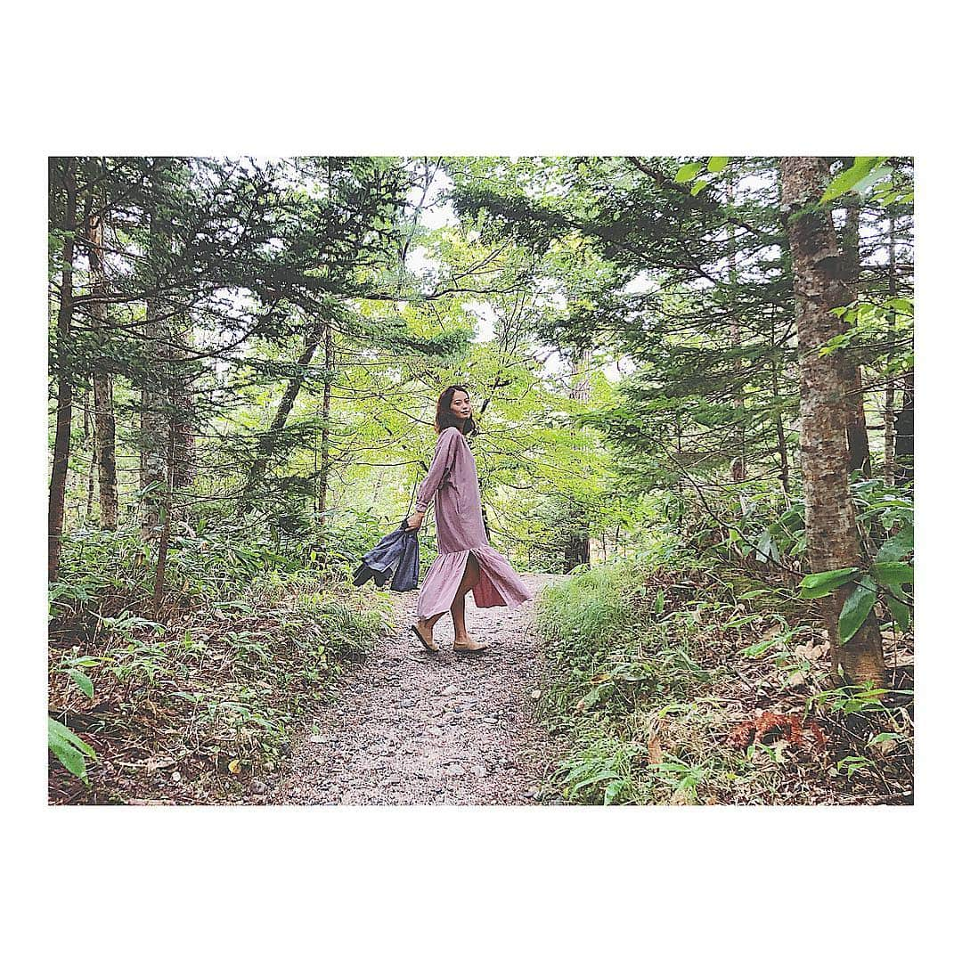 落合恭子さんのインスタグラム写真 - (落合恭子Instagram)「🦋 上高地の思い出🌿 大正池へ朝散歩 . ホテルから大正池は森の中の遊歩道で🐇🐾 ところどころぬかるみはあったけど、 トレッキングシューズがなくても問題なく辿り着けました😊 . A beautiful walk to Taisho Ike pond. #morning #walk #forest #green #clean #dress #kiira #上高地 #散歩 #instagood」9月17日 20時10分 - kyokomarch5th