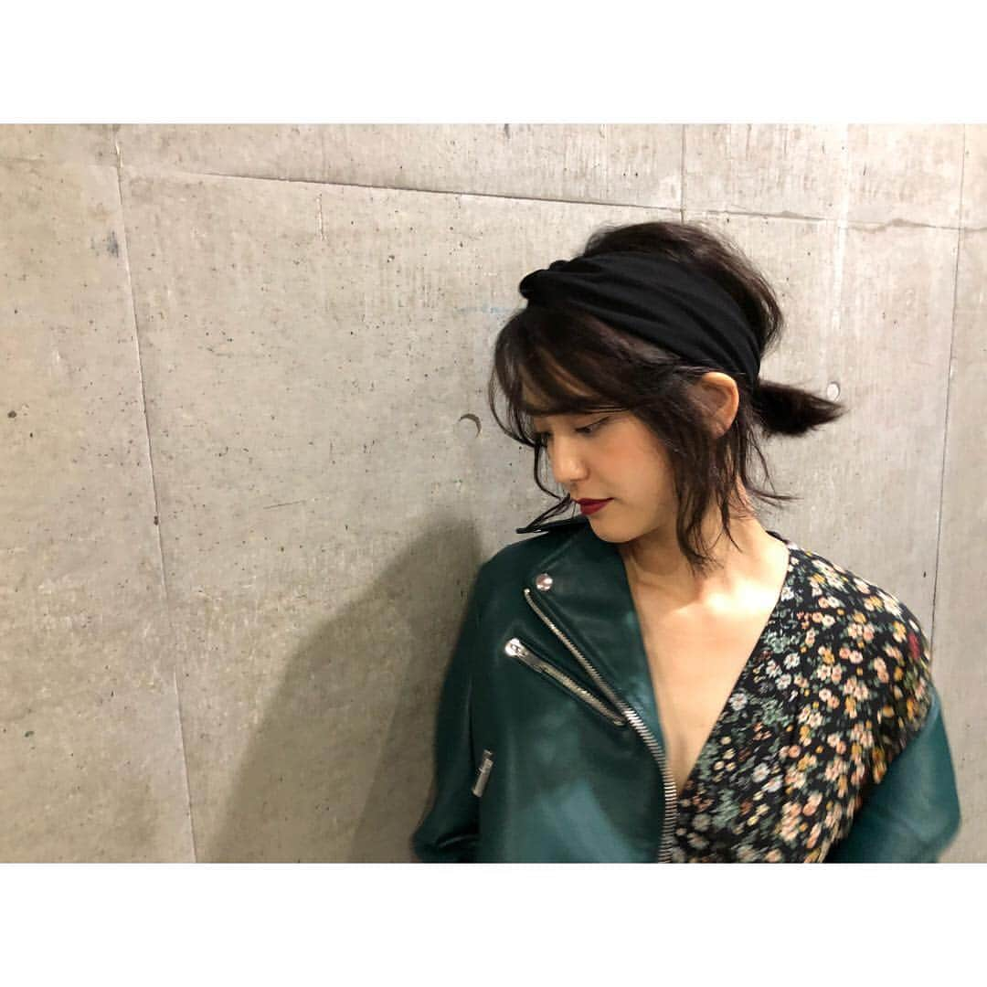 山崎紘菜さんのインスタグラム写真 - (山崎紘菜Instagram)「🌿 昨日着用させて頂いた衣装の紹介します。 1つめ!! @stradivarius さん。 #スリット入ってて可愛かったなぁ #あとあと個人的に #このヘアアレンジ好き😳 . #stradivarius  #GirlsAward2018aw」9月17日 20時14分 - hirona_yamazaki