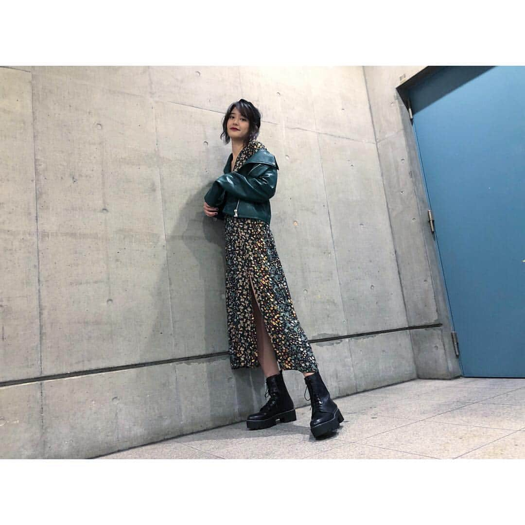 山崎紘菜さんのインスタグラム写真 - (山崎紘菜Instagram)「🌿 昨日着用させて頂いた衣装の紹介します。 1つめ!! @stradivarius さん。 #スリット入ってて可愛かったなぁ #あとあと個人的に #このヘアアレンジ好き😳 . #stradivarius  #GirlsAward2018aw」9月17日 20時14分 - hirona_yamazaki