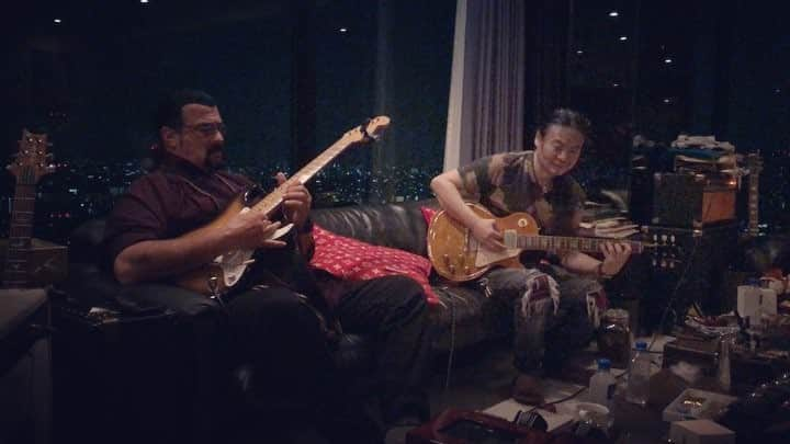 苫米地英人のインスタグラム：「My long-time friend Steven Seagal visited my living room (in Tokyo Japan). While chatting Steven started playing my 1954 Stratocaster with an early Dumble Overdrive Special Head (only three made, one is owned, I am told, by Mr. Carlos Santana, serial under 15) and a Dumble Cabinet.  I couldn’t resist, and joined him.  I am playing a Max Les Paul 1959 (the last one made) through another Dumble (Overdrive Special Combo, serial under 40). #dumbleamps #stevenseagal #stratocaster #lespaul」