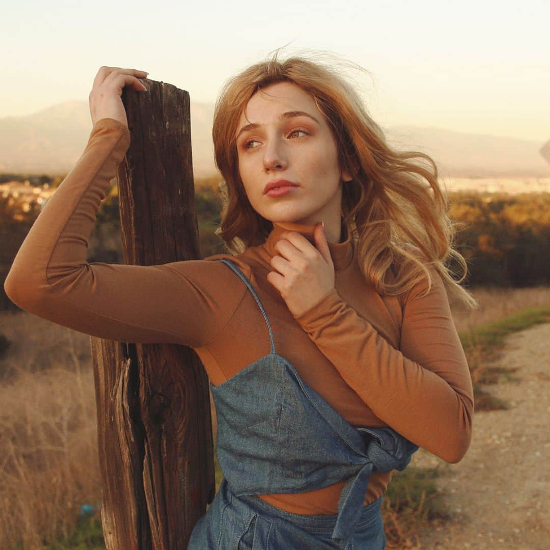 タイラー・ピアースさんのインスタグラム写真 - (タイラー・ピアースInstagram)「Let’s set the world on fire and call it rain🥀 . . . #photography #vintage ##vogue  #california #goldenhour #canon #vibes  #vintagefashion #fotografie #fashion #fotografiamoda #model #berlinfotograf #modeling #meadow #tocka」9月18日 7時01分 - tyler___pierce