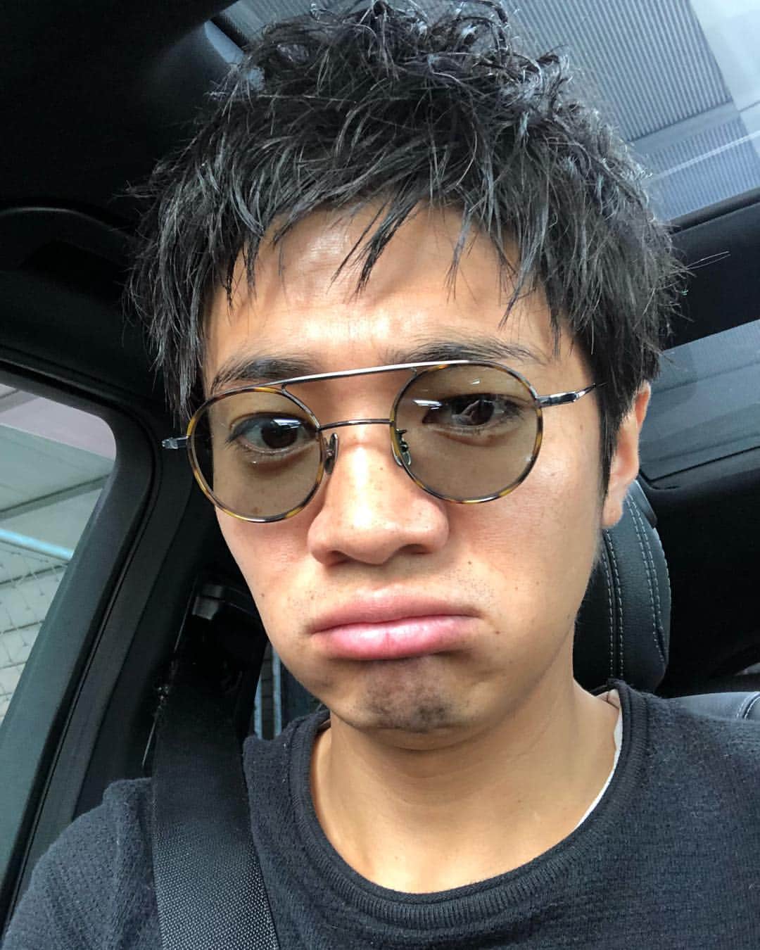 和田正人さんのインスタグラム写真 - (和田正人Instagram)「メガネ専門スタイリスト、通称グラスフィッターの #森一生 のおじさんから誕プレサングラス。この形、絶対に自分では買わないヤツなのに、かけてみたら以外と気に入った。やるじゃねーかイッセイ！！ #yuichitoyama #飲み会で必ずやる勝負 #その場にいる人にどっちがいいメガネをスタイリングできるか対決 #2勝1敗で俺の勝ち越し」9月17日 22時03分 - daaaaaawaaaaaa