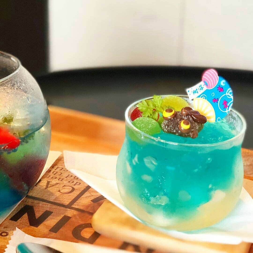 中村優のインスタグラム：「今日はコレド室町でやってる アートアクアリウムに行きました✨ . 数年ぶりに行ったんだけど 今年もすごく綺麗でした〜😍 水族館も大好きだし 光のアートもすごく好きなので 私得です😌笑 . . 会場で売っていた金魚鉢ゼリーも食べました😋 見た目も涼しくて可愛いデザートです☺️ . . #日本橋三井ホール  #アートアクアリウム #日本橋アクアリウム #三越前 #コレド室町 #コレド室町三井ホール #日本橋アートアクアリウム #金魚アートアクアリウム #金魚水槽 #夏スイーツ #金魚鉢ゼリー #涼菓 #東京おでかけ #instasweets #japanesesweets #なかむらのスイーツ巡り #3bjunior #中村優」