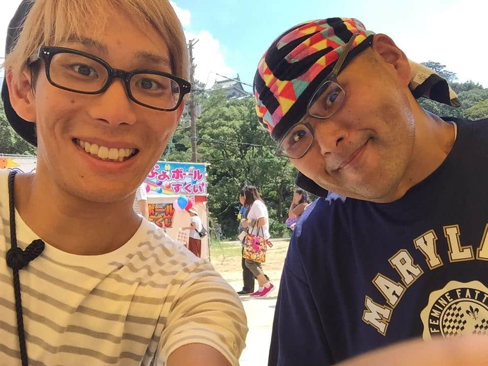 イッシーさんのインスタグラム写真 - (イッシーInstagram)「和歌山で安田大サーカスのHIROさんと紀州夢祭りいってきやした！🍊とにかく食べた！ 2枚目3枚目:ヒロさんはみかんジュースを一瞬で飲む。 5枚目、バイクにも乗り、自転車にもなる glafit ひろさんヘルメット浮きすぎてます。 そんな楽しい1日の写真 #ひろさんあべのハルカスをアベノラスカルとゆう #ラスカル？ #紀州夢祭り」9月17日 22時19分 - mikankun141