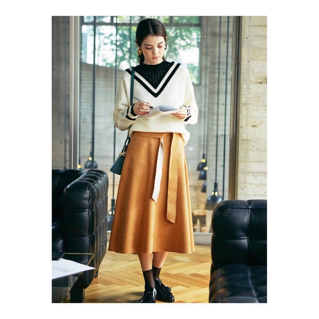 のインスタグラム：「"Jewel Changes AUTUMN 2018" . KNIT ¥14,040（tax in） 6613-105-1158 . #jewelchanges#jewelchangesAW18#autumnfashion #ladiesfashion #womenstyle #jcstagram#ジュエルチェンジズ #ニット #ニットコーデ #スカートコーデ #イレヘムスカート #オシャレ配色の技ありコーデ#小山田早織」