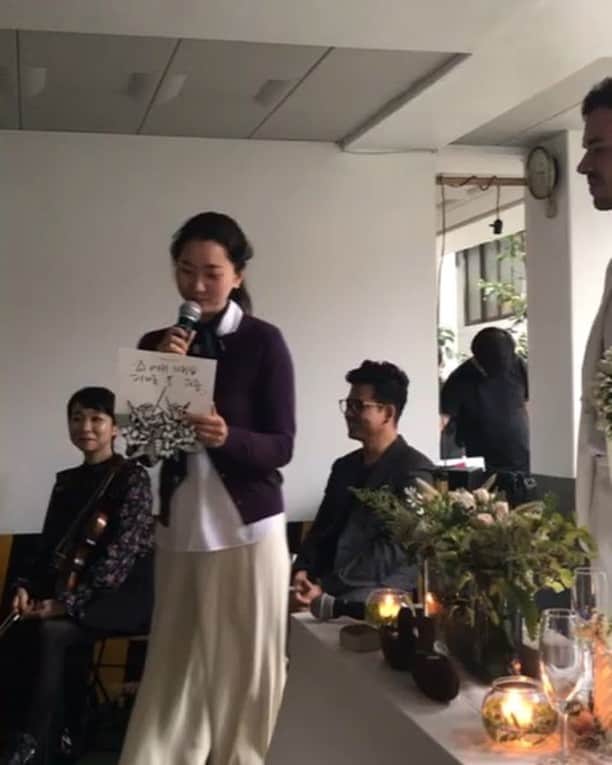 チャン・ユンジュのインスタグラム：「사랑하는 친구 뮤지션 융진이의 결혼을 축복하며. (Feat. 리사)❤️👰🏻🤵💐 #융진 #결혼 #축사  #옥탑방라디오인연 _ #결국빵터트림눈물도웃음도😂😭 Vedio by 융진이의(@yoongjinn )친 여동생 #개그우먼이은형 @melong416」