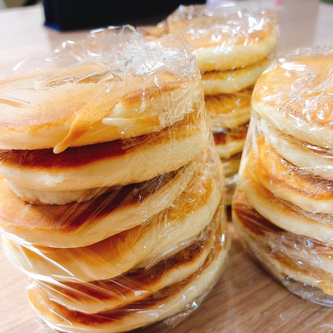 小泉エリのインスタグラム：「ホットケーキって卵なしでもできることを昨日知って、善は急げ👍🏻♥ 早速作ってみました🥞 ホットケーキミックスと牛乳と卵の代わりにヨーグルトを( ¨̮ )︎❤︎ 卵アレルギーの娘、喜んで完食してくれました✊🏻🌟 #卵アレルギー #早く治りますように #味見したけど美味です #小さいけど6枚食べました #ホットケーキ」