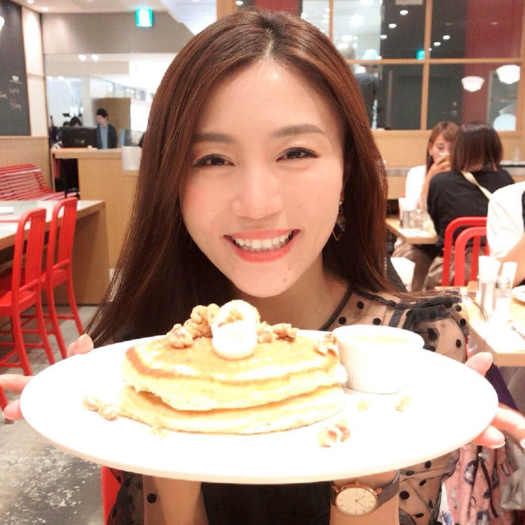 のインスタグラム：「見ての通り、パンケーキ食べました🥞💓 #久々の #パンケーキ #バナナとくるみ」
