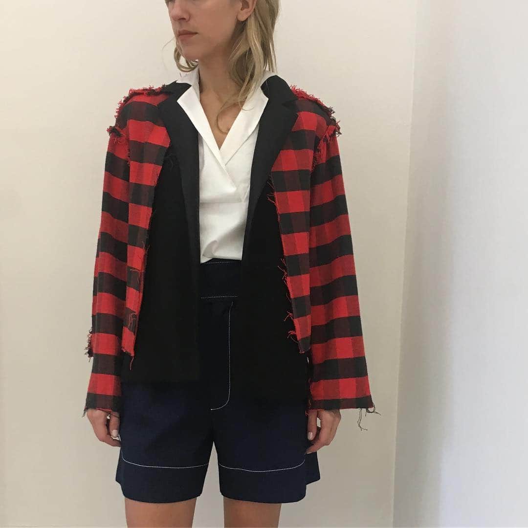 ハーヴェイフェアクロスのインスタグラム：「High - Low for Spring Summer 2019. Our tux vest layered under our cropped raw edge plaid jacket. #harveyfaircloth #highlowfashion #nyfw #fashionweek #fashion」
