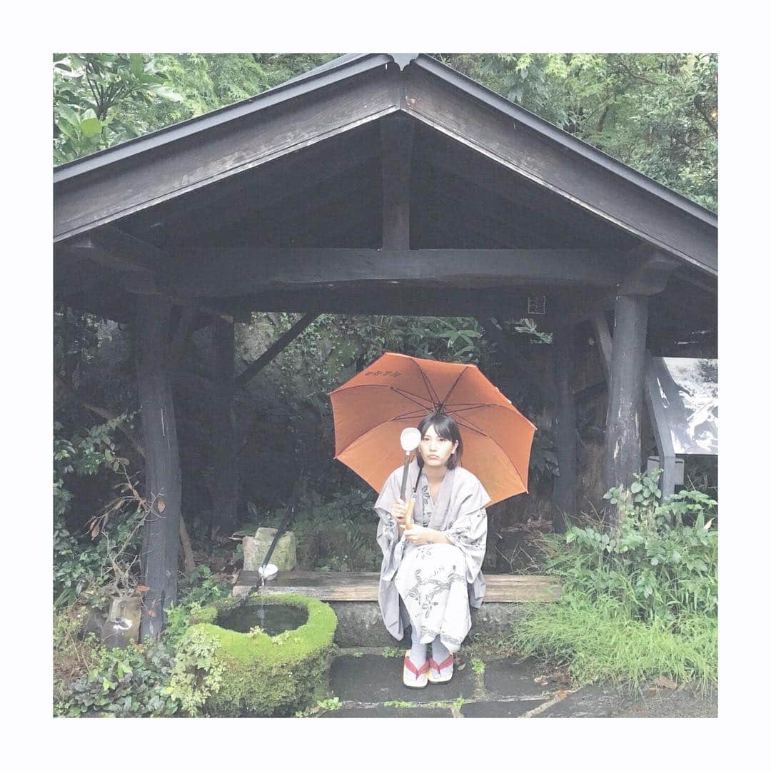 大崎みらいのインスタグラム：「、 ちゃんみら 温泉ものがたり 、 、 、 、 あまやどり。 このあと猫が 近付いてきたの！🐈 、 、 、 #浴衣 #着物 #浴衣美人  #雨 #傘 #雨宿り #日本 #japan #熊本 #黒川温泉 #温泉 #旅館 #山河旅館 #九州旅行 #阿蘇山 #温泉街 #インスタ映え #温泉デート  #モデル #タレント #女優 #トトロいるもん #ひしゃくで視力検査中 #followme #旅 #猫いっぱいいた」