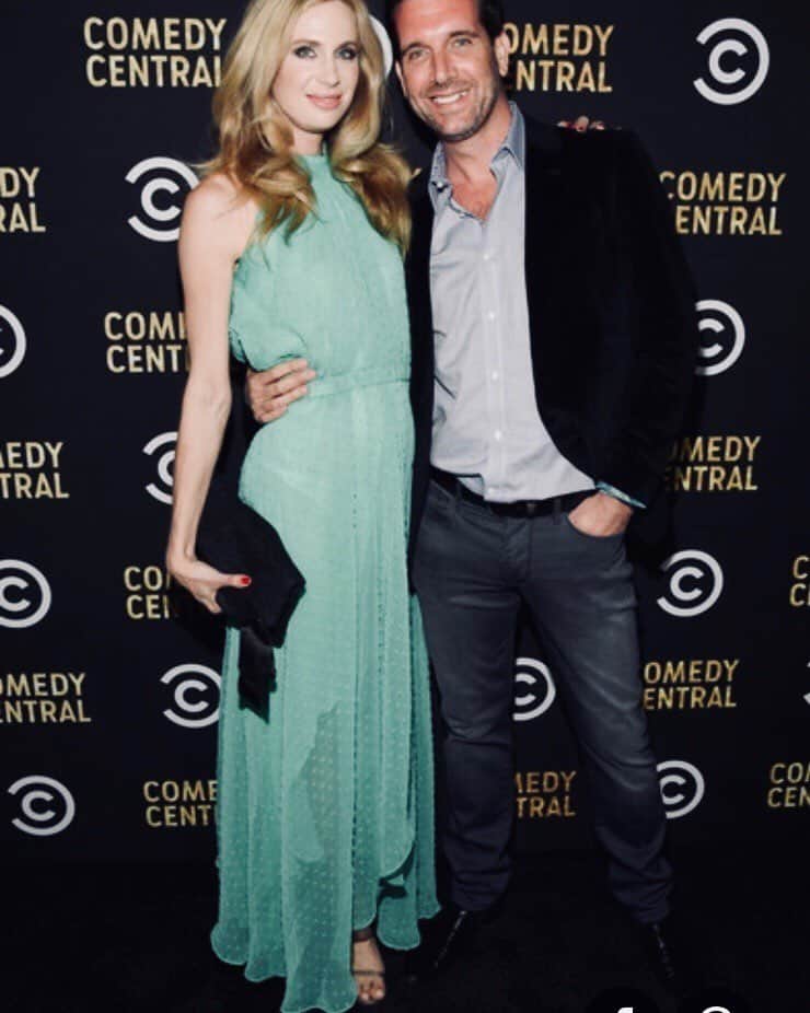アン・デュデックのインスタグラム：「At the @comedycentral emmys party with my fiancé #corporateshow #engaged #2018emmys」