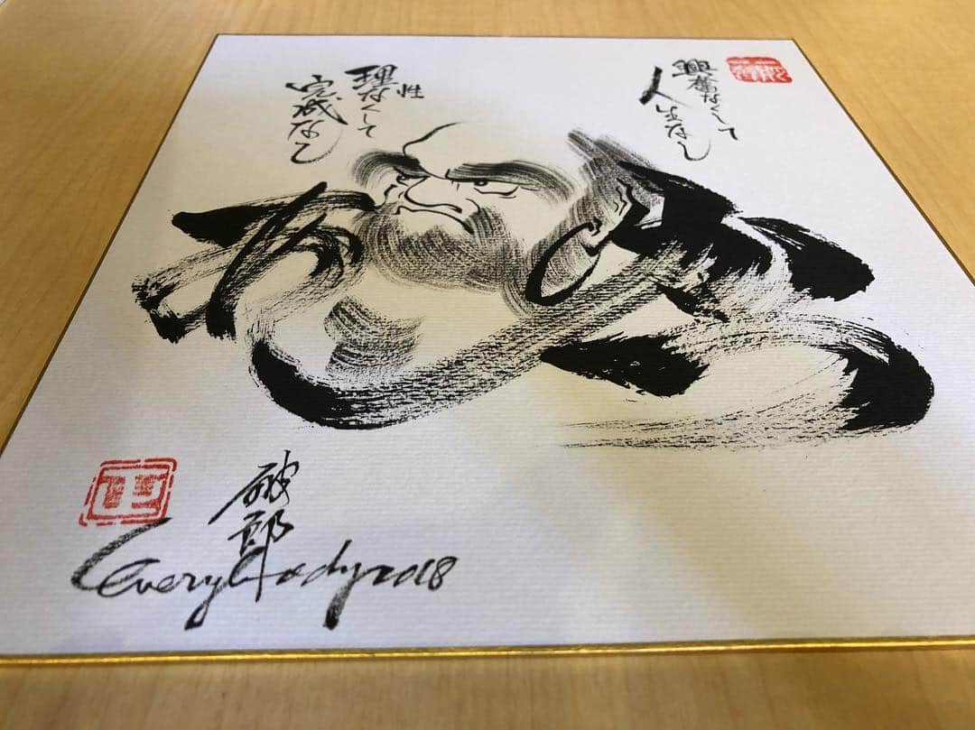 あかつさんのインスタグラム写真 - (あかつInstagram)「カッコイイ色紙を頂きましたっ！ 達磨絵の周りに【あかつ 】と書かれてますっ！ 分かりますか！？ ごっちゃんですっ！ #創芸達磨絵師 #文字着せ達磨 #破郎エブリバディ」9月18日 15時00分 - akatsu_sumo