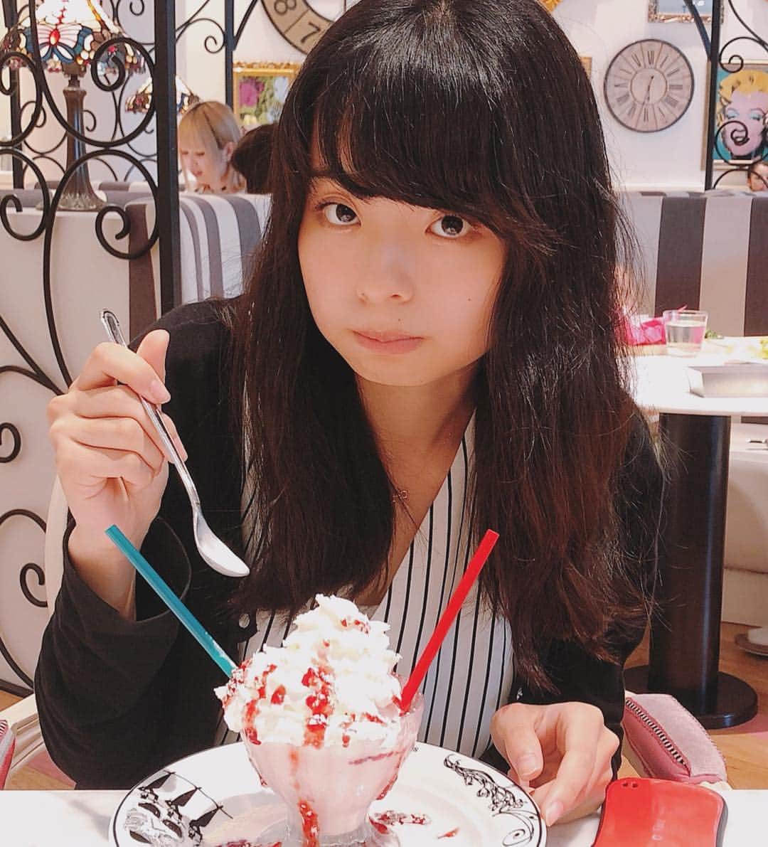 小西尚子のインスタグラム：「少し前の写真です 原宿で食べたフローズンホットチョコレート🍫🍧🍓 この頃はまだまだ暑かったのに最近涼しくなって来ましたね . . . #甘くて #冷たい #つまり #美味しい #ザ #夏の #スイーツ #って感じ #でした #原宿 #原宿スイーツ . . . . #ミスコン #ミスコンテスト #千葉大 #千葉大ミスコン #ミスファイナリスト #no2」