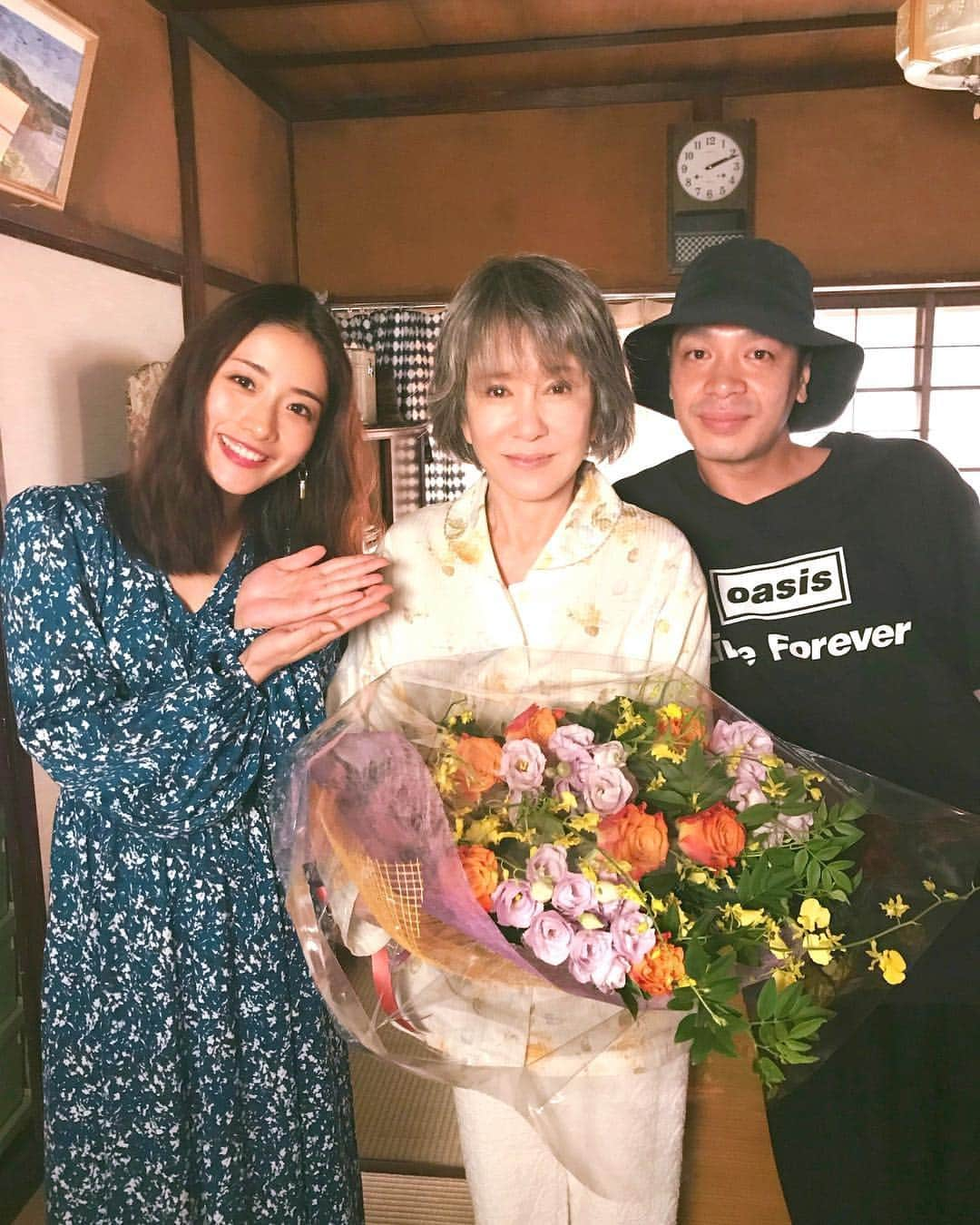 日本テレビ「高嶺の花」さんのインスタグラム写真 - (日本テレビ「高嶺の花」Instagram)「‪風間節子役 #十朱幸代 さんのオールアップは風間家でした。‬ ‪先に撮影が終わった #石原さとみ さんと #峯田和伸 さんも残ってくれて、オールアップをお祝い♪‬ ‪一緒のシーンは少なかったものの、節子さんの言葉が二人の恋を後押ししてくれました！！‬ ‪ありがとうございました！‬ ‪#高嶺の花‬」9月18日 16時11分 - takanehana_ntv