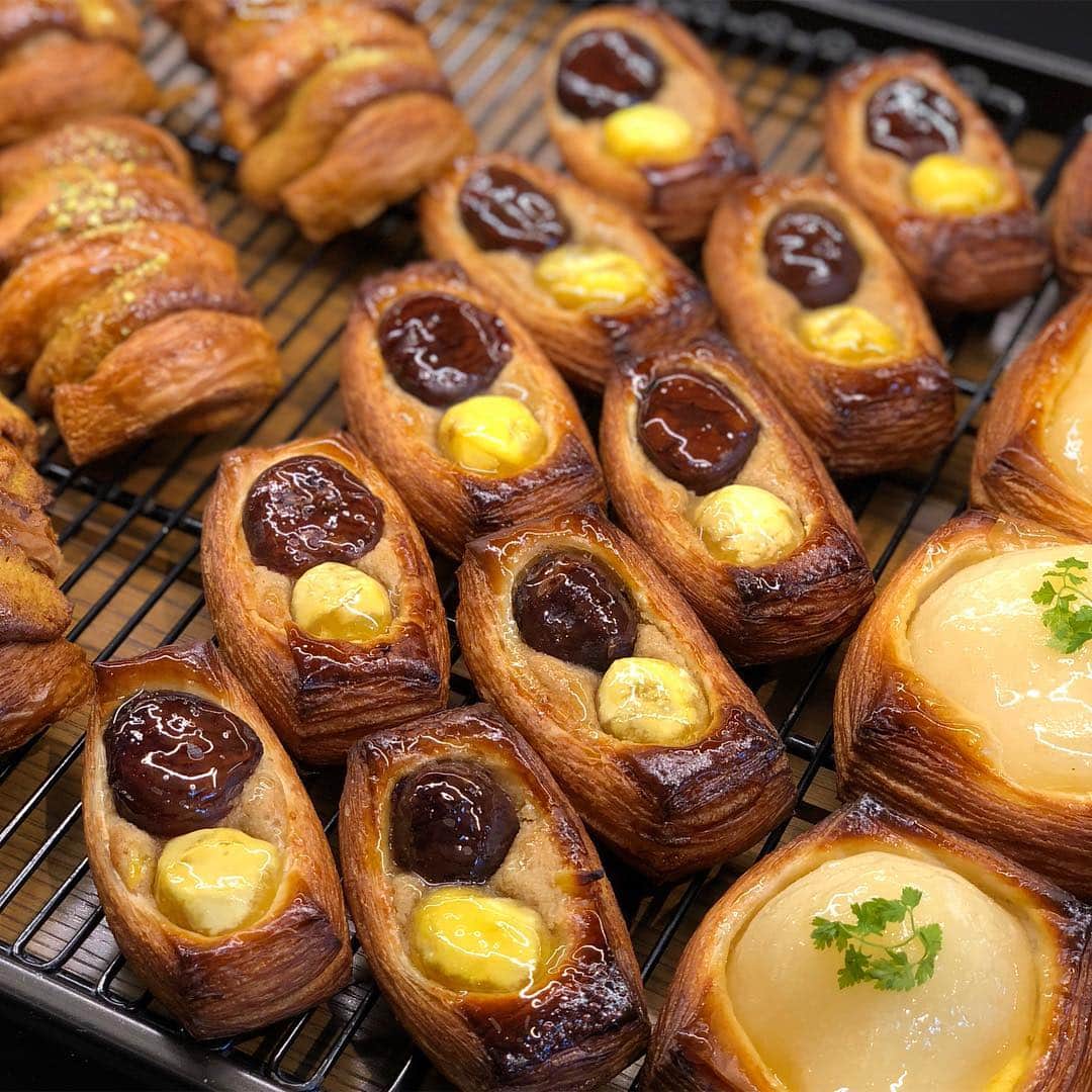 のインスタグラム：「. . Chestnut Danish 2種類の栗とマロンクリームをトッピングしたデニッシュ。 . #天王洲 #品川  #ブレッドワークス  #ベーカリー  #ベーカリーカフェ #カフェ  #パン  #栗  #マロン  #デニッシュ  #タイソンズアンドカンパニー  #メイドイントウキョウ  #tennoz  #shinagawa #omotesando  #aoyama  #breadworks  #bread  #bakery  #tokyobakery  #chestnut  #tysonsandcompany  #madeintokyo」