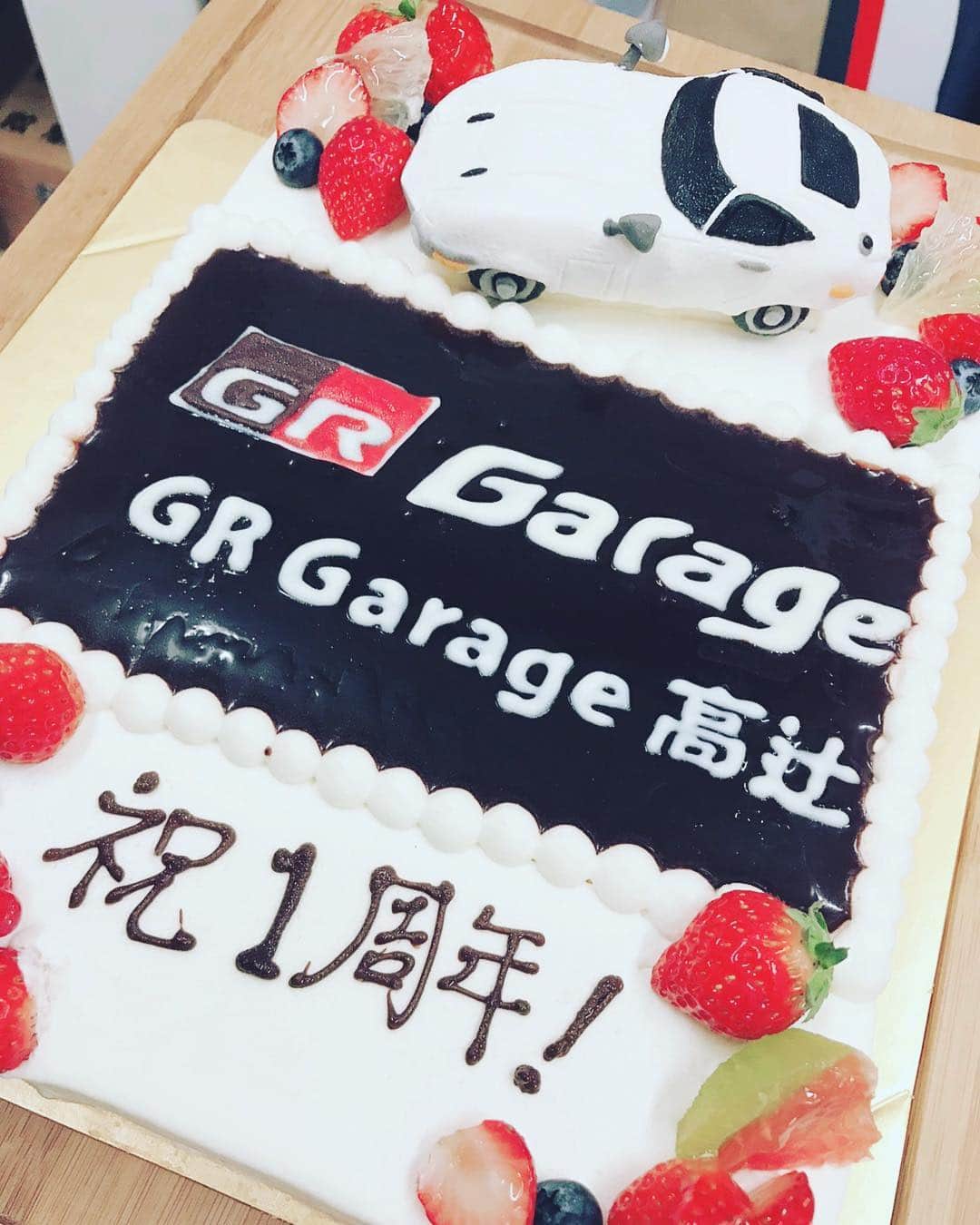 熊崎晴香さんのインスタグラム写真 - (熊崎晴香Instagram)「ケーキが凄すぎて、、、😳 可愛すぎる。車のってるケーキ🍰 初めて見た😳😳 #cake #car #GRgarage高辻 #1周年 #愛知トヨタ #みんな遊びに来てね」9月18日 9時58分 - kumakuma9810