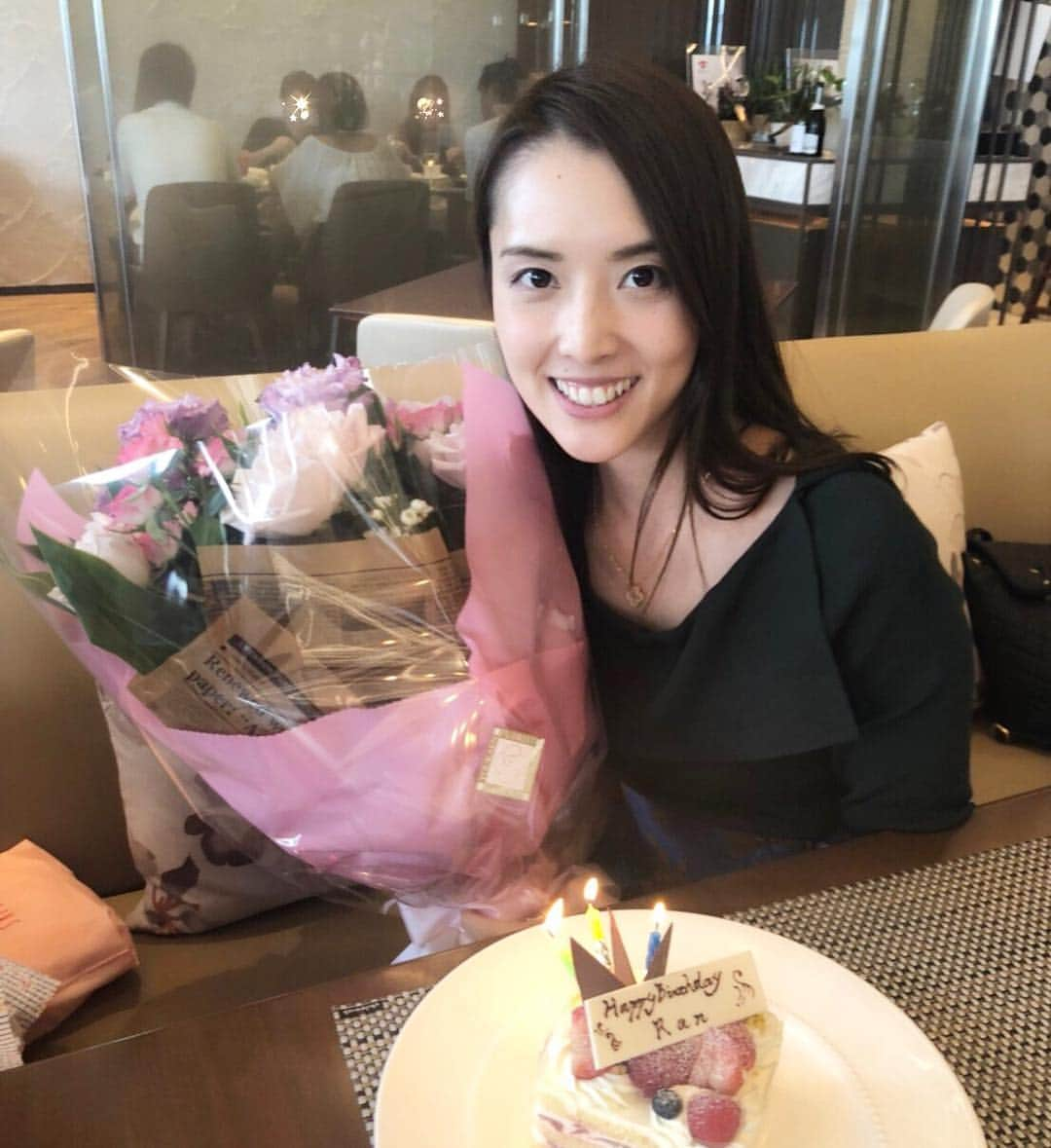 宇佐美蘭さんのインスタグラム写真 - (宇佐美蘭Instagram)「誕生日当日は姉夫婦にお祝いしてもらいました💐夫に会えなくて寂しいけど、こうして家族や友だちが一緒に過ごしてくれて賑やかな誕生日となりました💕﻿ コメントで、おめでとうのメッセージもたくさん頂き感謝です🍾🙏☺️﻿ #27歳#happybirthdaytome」9月18日 10時17分 - usamiran_official