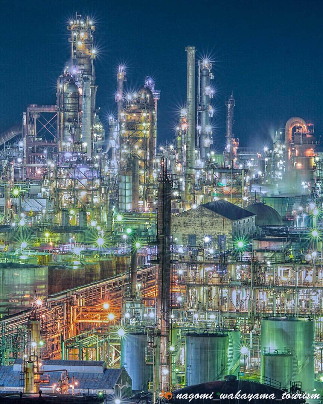 和みわかやまさんのインスタグラム写真 - (和みわかやまInstagram)「有田市にあるJXTGエネルギー和歌山製油所🏭(旧 東燃ゼネラル石油)夜はとても幻想的です✨ . 現在、和みわかやまっぷキャンペーンとwakayama800モバイルスタンプラリーを実施中ですので、皆様是非ご応募くださいね♫たくさんのご応募お待ちしております〜👏どちらもアカウントはフォローしてね💕 #nagomi_wakayama #wakayama #insta_wakayama #visitwakayama #有田市 #有田 #工場 #工場夜景 #東燃ゼネラル石油和歌山工場 #jxtgエネルギー和歌山製油所 #絶景 #和歌山県 #行きたい #萌え #秋 #関西 #和歌山 #わかやま #すごい #工場萌え #hdr #japan_night_view #工場夜景萌え #イルミネーション #arida #nikond750 #デート #和歌山旅行 #石油」9月18日 11時23分 - nagomi_wakayama_tourism