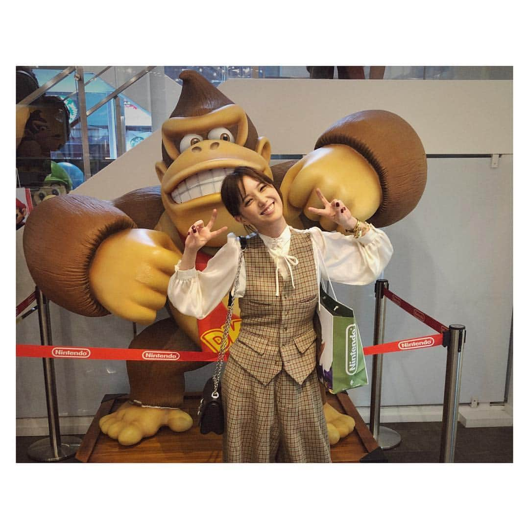 本田翼さんのインスタグラム写真 - (本田翼Instagram)「🦍 NYにNintendo world store というものがあって行ってきました👀 びっくりするくらい買ってしまいました🤭 ドンキさんと記念に📸 #nintendo #紙袋3つ分購入」9月18日 12時16分 - tsubasa_0627official