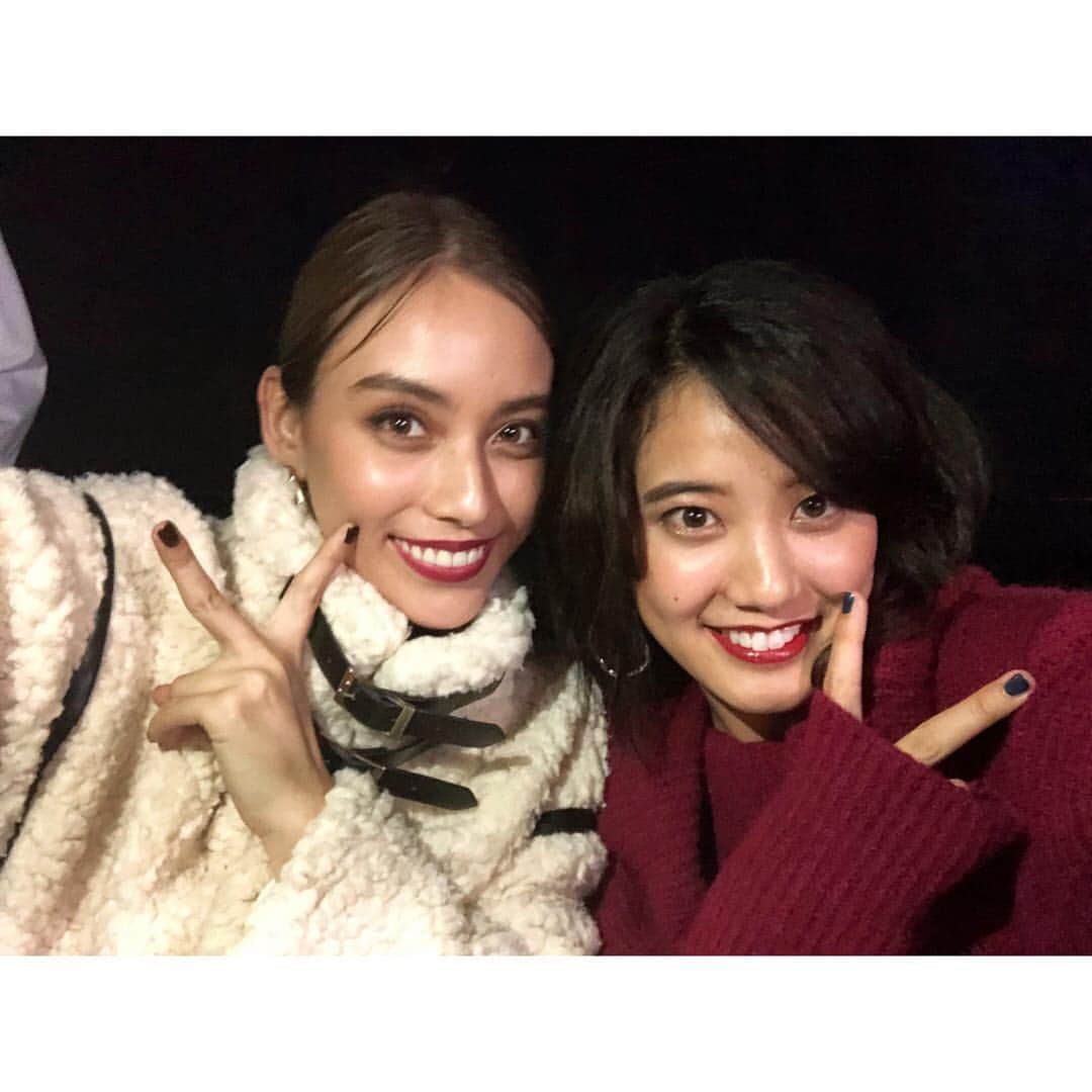 山崎紘菜さんのインスタグラム写真 - (山崎紘菜Instagram)「😳 カレンさんにも会えたよっ！ #優しくてだいすきな先輩 #美意識の神さま #JJ」9月18日 12時33分 - hirona_yamazaki