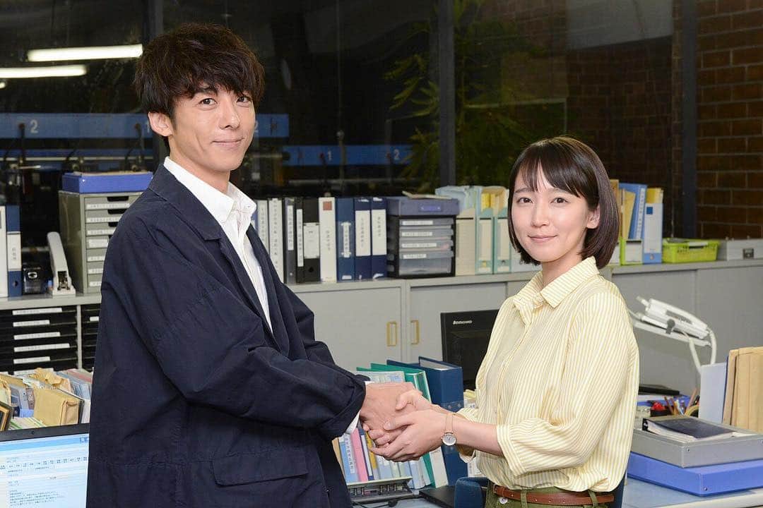 フジテレビ「健康で文化的な最低限度の生活」のインスタグラム：「【最終回、今夜9時☺︎】 「ケンカツ」から「僕らは奇跡でできている」へ 吉岡さんと高橋一生さんが主演引き継ぎ式🤝 東区役所生活課に、お越しくださいましたよー😊 . #健康で文化的な最低限度の生活 #ケンカツ #火9主演引き継ぎ式 #バトンタッチリレー #区役所にいる違和感 #癒しのお2人 #ありがとうございました #吉岡里帆 #高橋一生 #ケンカツ最終回今夜9時」