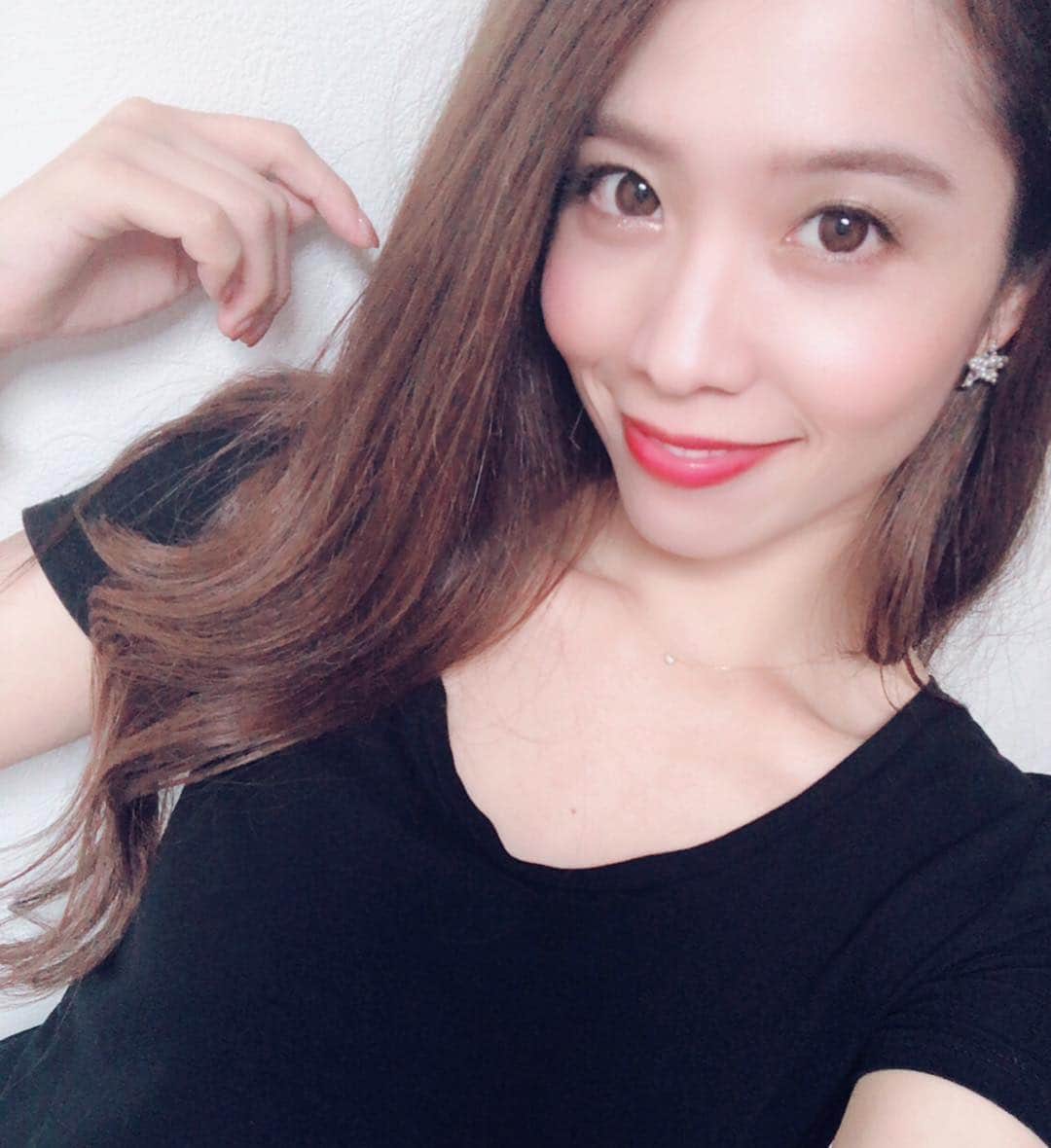 のインスタグラム：「今からライブの歌の練習〜♬新しく歌う曲がいっぱいあるから沢山練習しなきゃー🎤 #リハ#ライブ #バースデーライブ #歌 #ダンス #ブルースアレイ  #10/18 #待ってるよ #happy #love #makeup #久しぶりに #赤い口紅 #japan #girl」