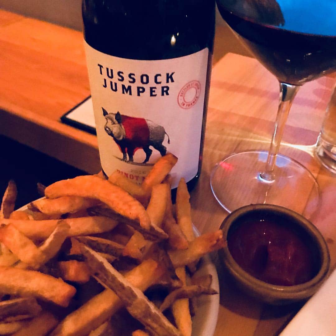 Food Republicさんのインスタグラム写真 - (Food RepublicInstagram)「Who says wine is only for fancy occasions? Sometimes, all you need is a glass of @vindefrancewinesusa Pinot Noir and a plate of freshly fried frites from @lefondbk. . . . . . @tussockjumperwines #frtakeover #vindefrancewines #sharethejoyoflife #vindefrancewinesusa #foodandwine #tussockjumper #frenchpinotnoir #pinotnoir」9月19日 0時35分 - foodrepublic