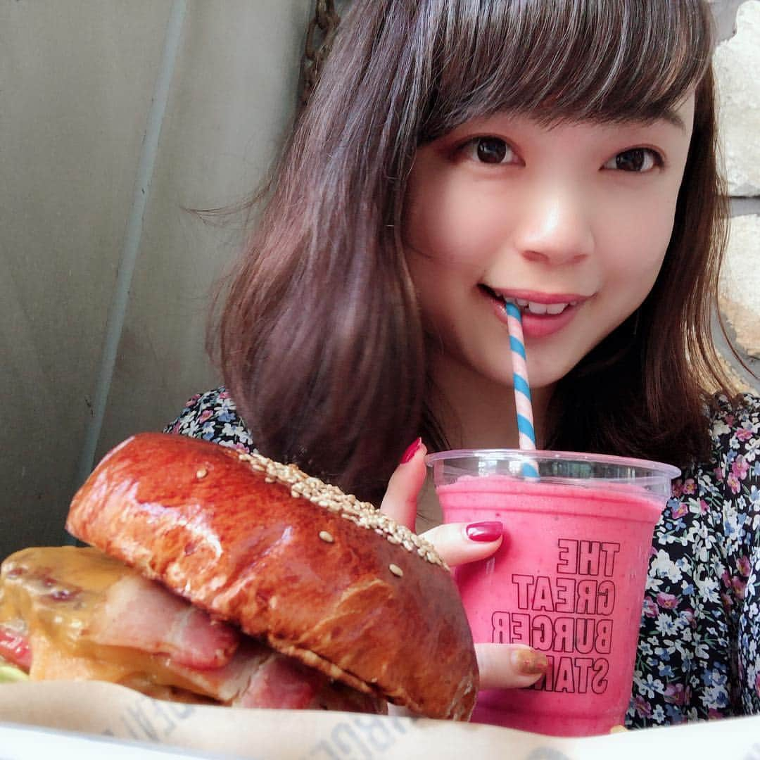 伊藤真莉のインスタグラム：「オープンしたばかりのショッピング施設、 #渋谷ストリーム にいち早く行ってきました✨ . 渋谷が庭の私としてはいつできるのか楽しみにしながらいつも前を通ってたので、オープン嬉しい😌 . 1階の1番見えるところにあって、オープン前から気になってた #thegreatburgerstand でランチしたよ🍔 . 美味しかった😋 そしてスムージーが映える！📸笑 . 他にも美味しそうなお店がたくさんあって、どこも並んでた！ 新しい #渋谷ランチ スポットになりそう👀💓 . . みんなも渋谷にお立ち寄りの際は、行ってみてねっ . . #shibuyastream #ザグレートバーガー #thegreatburger #渋谷グルメ #渋谷カフェ #渋谷ディナー #渋谷デート #ハンバーガー部 #グルメ好きな人と繋がりたい #いとまりとデート飯 #たべすたぐらむ #ミスコン #ミスコンファイナリスト」