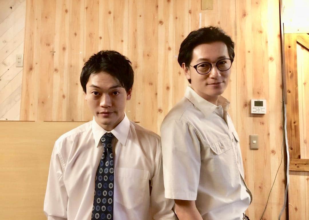 フジテレビ「健康で文化的な最低限度の生活」のインスタグラム：「【最終回まであと4時間☺︎】 オフショット蔵出し。 いつかの月9ドラマを思い出させる(　ﾟдﾟ)⁉︎ ある意味、夢の共演？？なのか・・・😅 . #健康で文化的な最低限度の生活 #ケンカツ #新さんに会えて興奮気味 #キメ顔兄さん #撮影の合間も楽しませていただきました #井浦新 #おばたのお兄さん #ケンカツ最終回今夜9時」
