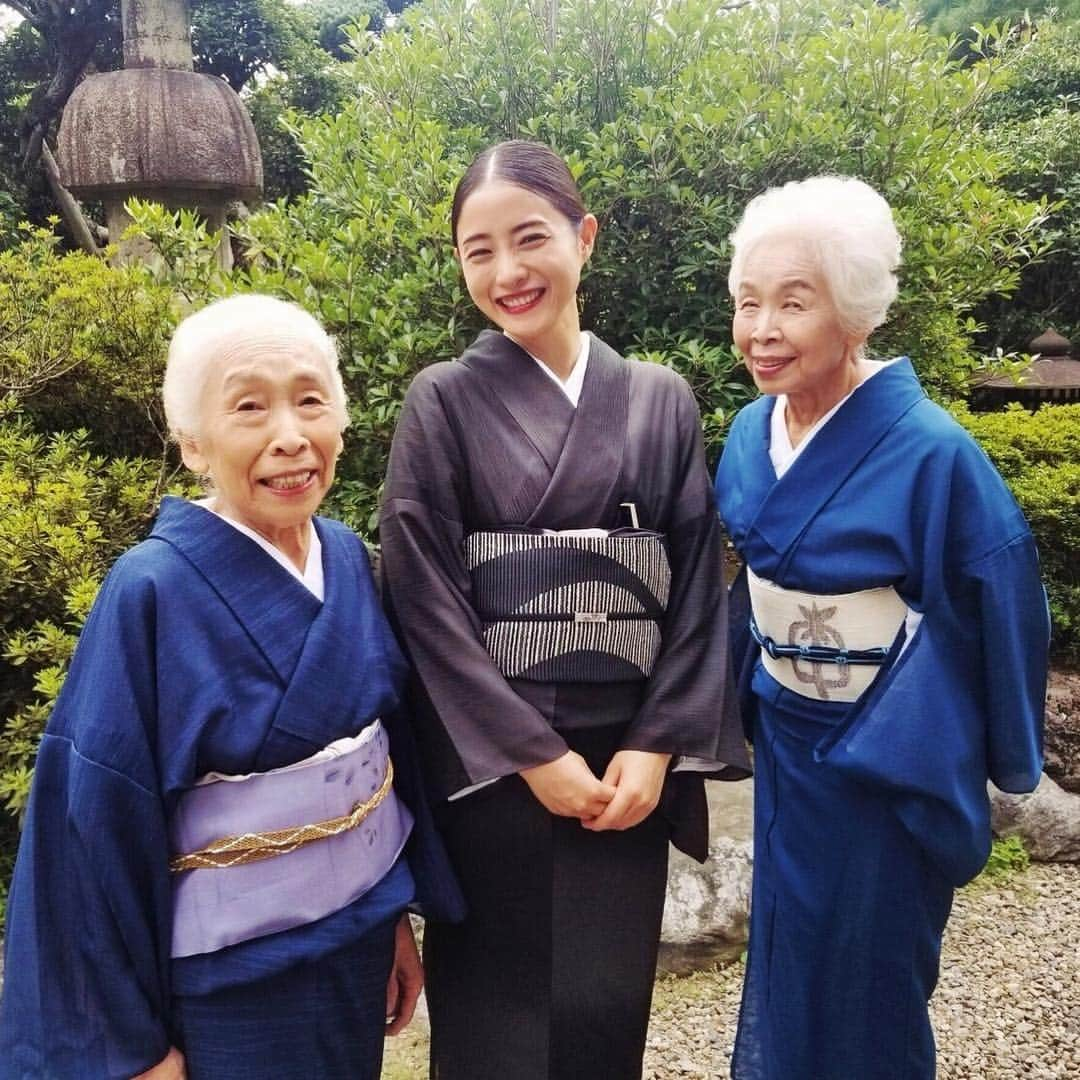 日本テレビ「高嶺の花」さんのインスタグラム写真 - (日本テレビ「高嶺の花」Instagram)「‪#正司照枝 さん、#正司花江 さんは風間家でのオールアップでした！‬ ‪いつももも(#石原さとみ)の味方の金さん銀さん！‬ ‪これからもずっと近くでももを見守ってくれると思います♪‬ ‪いつも楽しく撮影に参加してくれて、ありがとうございました！‬ ‪#高嶺の花‬」9月18日 17時05分 - takanehana_ntv